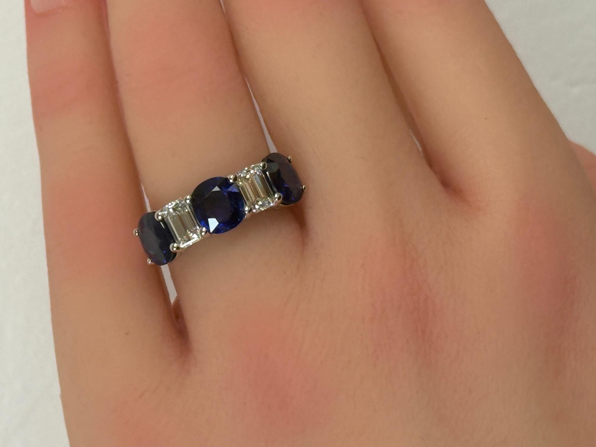 5.09 CT. Fünf-Stein-Ring aus Platin mit Saphir und Diamant im Smaragdschliff im Angebot 1