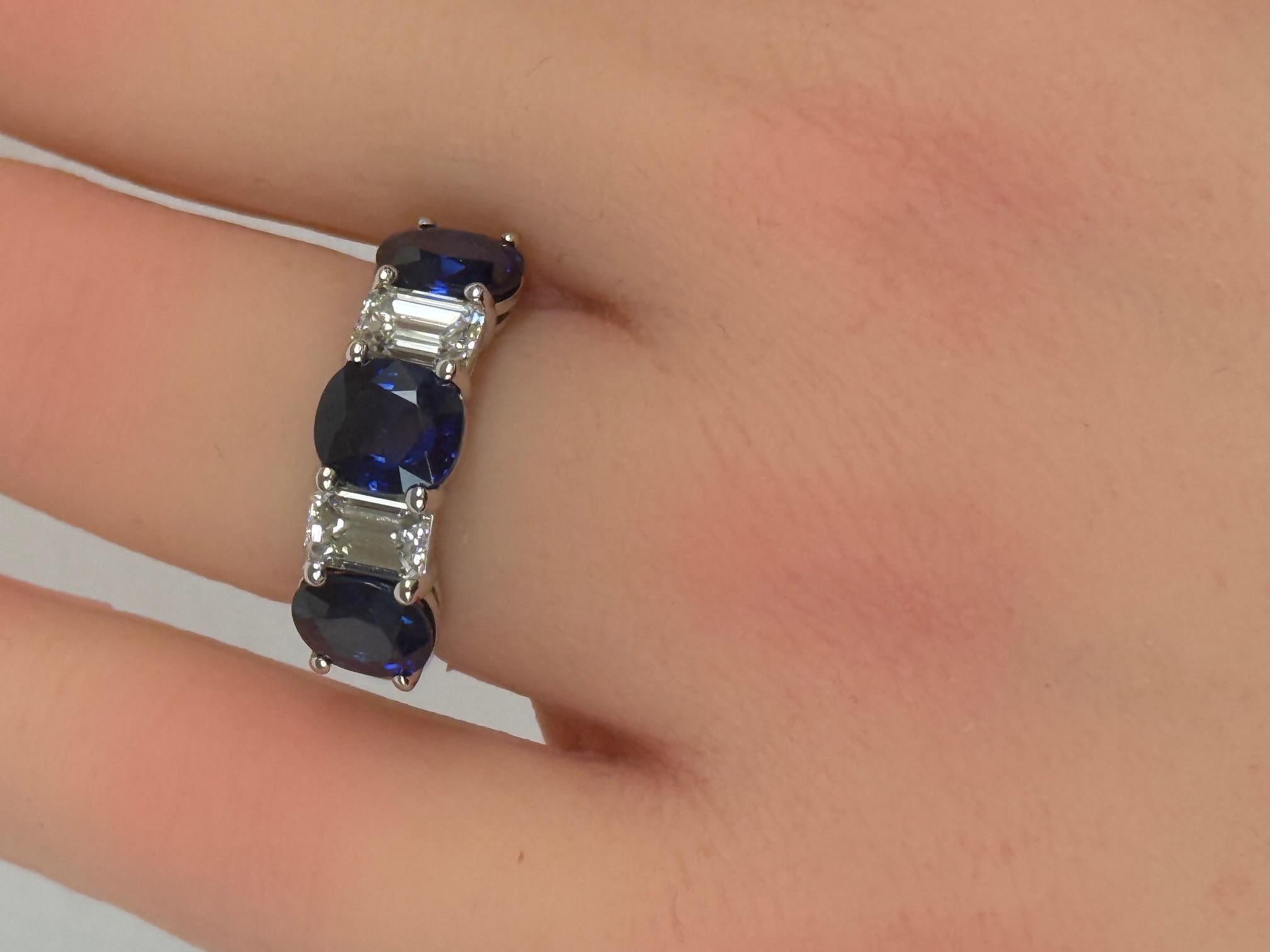 5.09 CT. Fünf-Stein-Ring aus Platin mit Saphir und Diamant im Smaragdschliff im Angebot 4