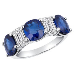 5.09 CT. Fünf-Stein-Ring aus Platin mit Saphir und Diamant im Smaragdschliff