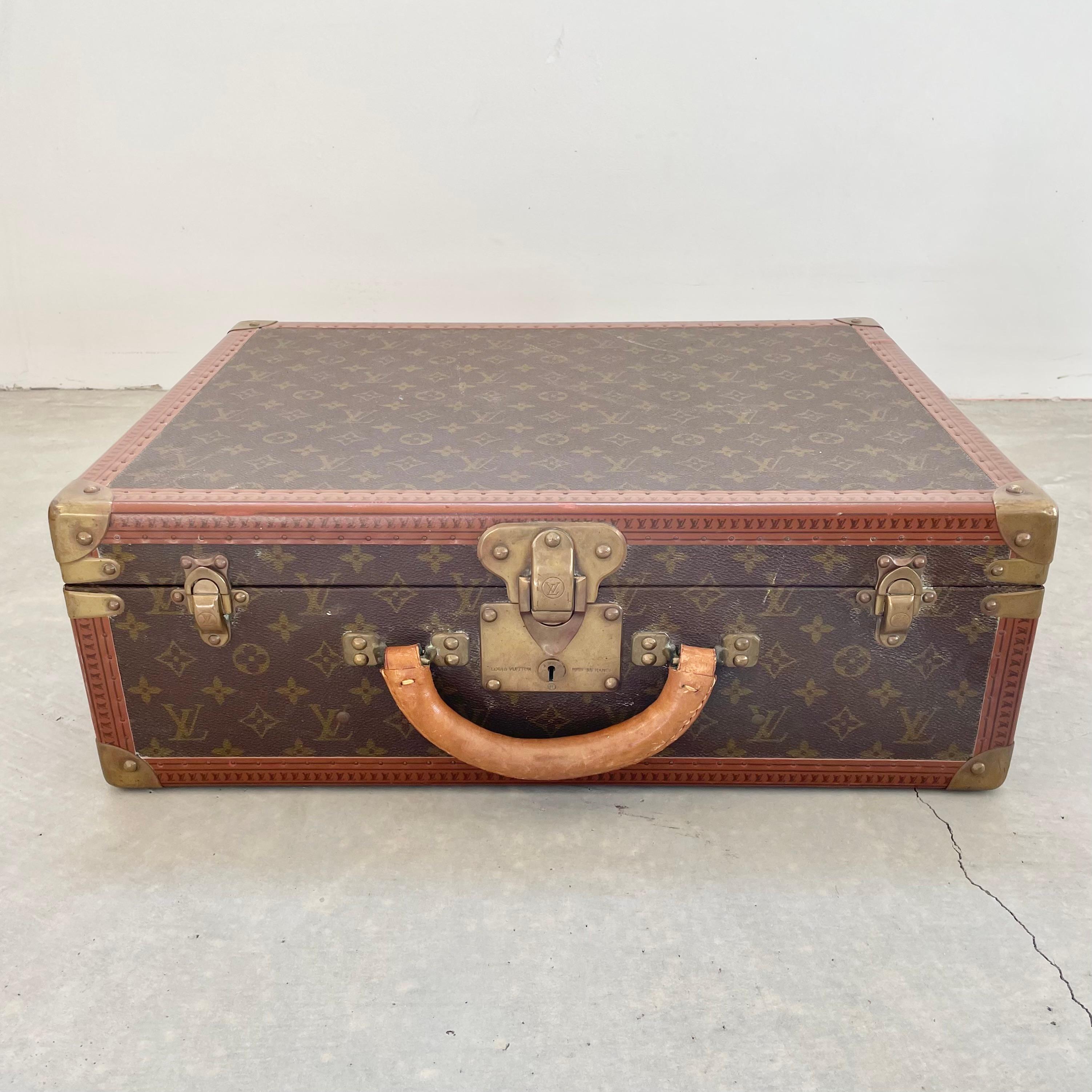 Klassischer Louis Vuitton-Koffer aus den 1940er Jahren. 50 cm breit. Ideal für Wochenendausflüge oder zur Aufbewahrung von Gegenständen im Haus. Auf dem vorderen Verschluss ist 