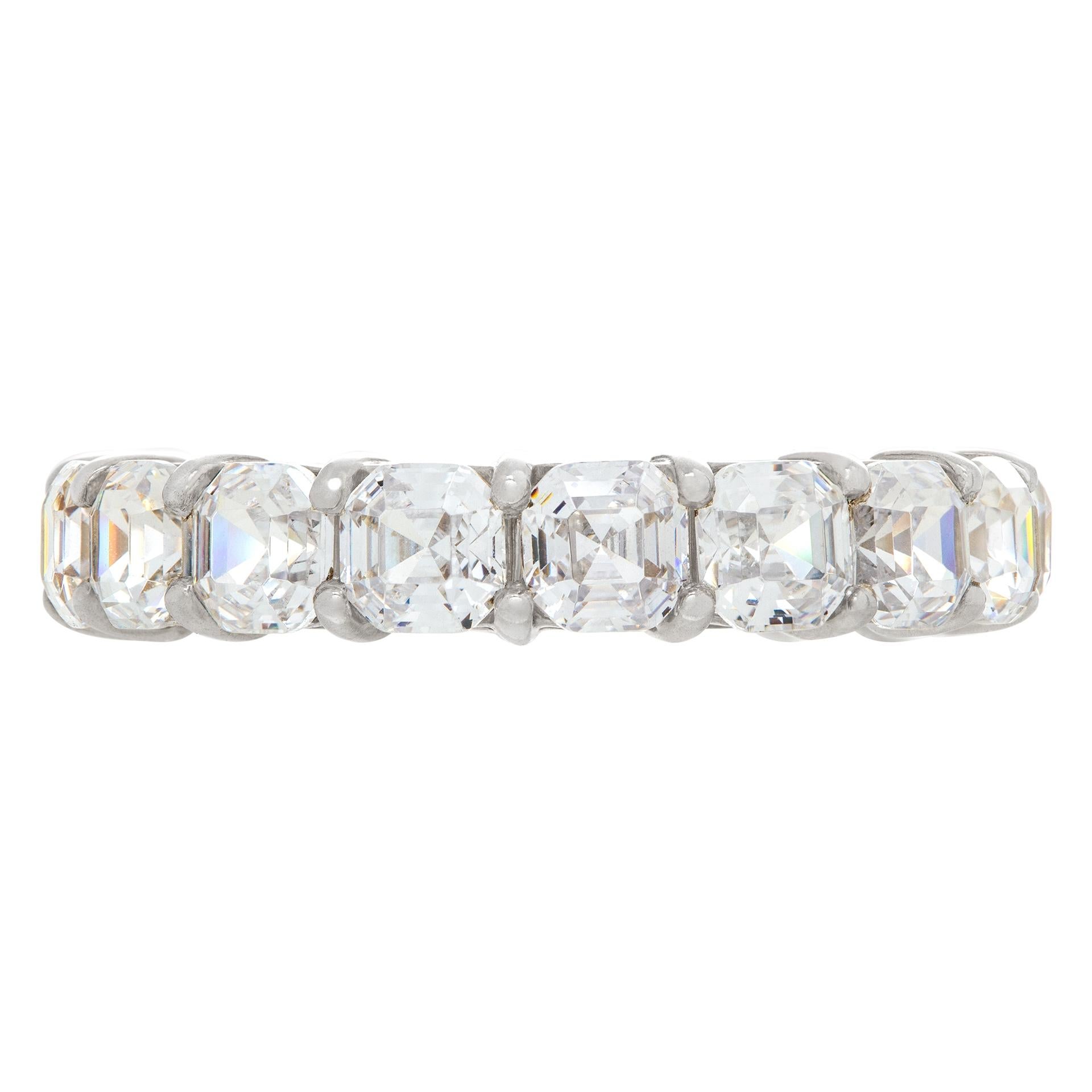 Fascia per l'eternità con diamante taglio Asscher da 5,0 carati in platino con 17 diamanti (colore G-H, purezza VS) da 0,29 carati ciascuno per un totale di circa 5 carati. Contattaci per conoscere le dimensioni.
