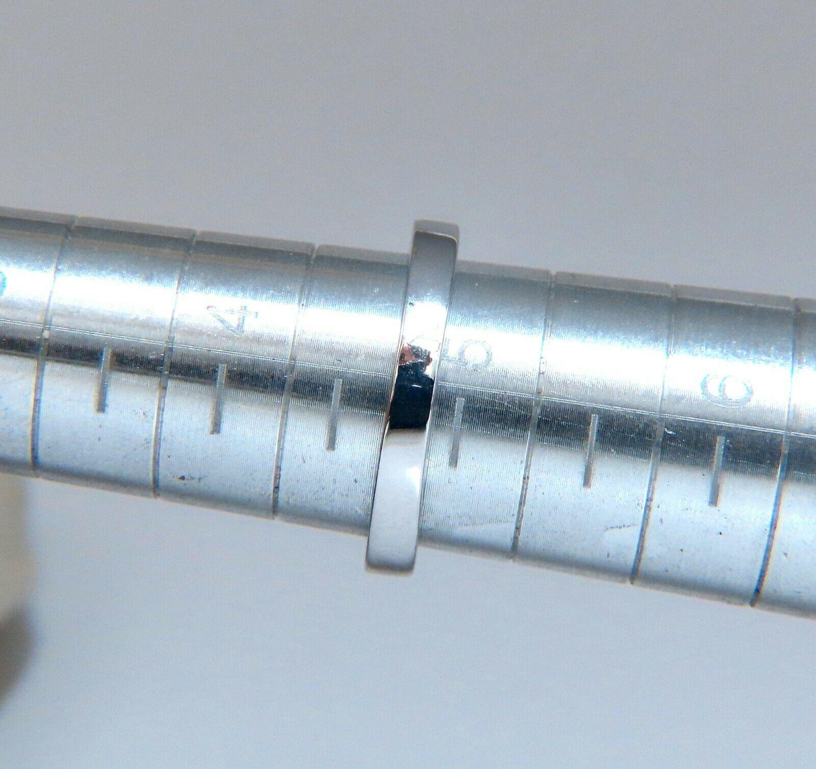 Fascia liscia con diamanti a baguette e canale piatto.

.50ct. Diamante naturale taglio baguette brillante

Costruito in modo durevole.

Chiarezza Vs-2  Colore G.

Oro bianco 14kt.

1,9 grammi

Diametro complessivo dell'anello: 2,7 mm

Profondità: