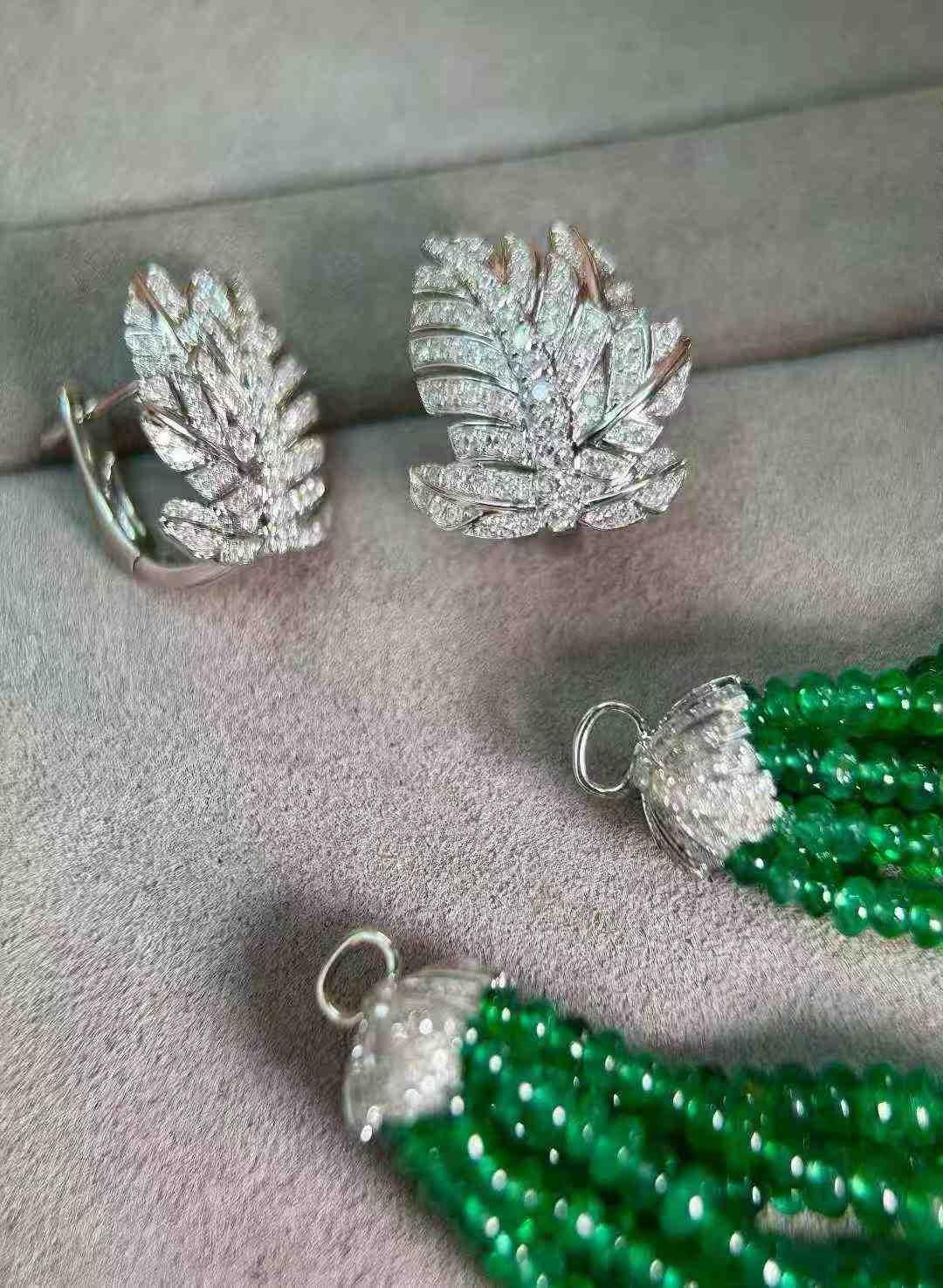 Orecchini a goccia con smeraldo e diamante da 50 carati in oro bianco 18 carati in vendita 4