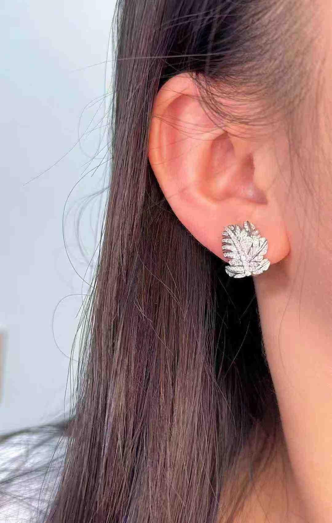 Contemporaneo Orecchini a goccia con smeraldo e diamante da 50 carati in oro bianco 18 carati in vendita