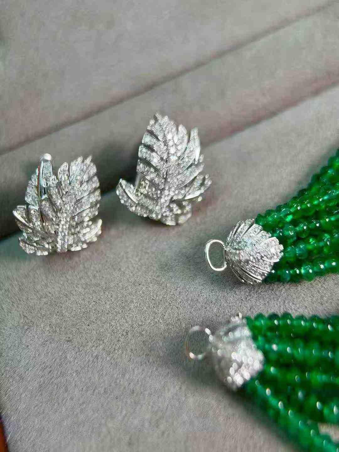 Taglio misto Orecchini a goccia con smeraldo e diamante da 50 carati in oro bianco 18 carati in vendita