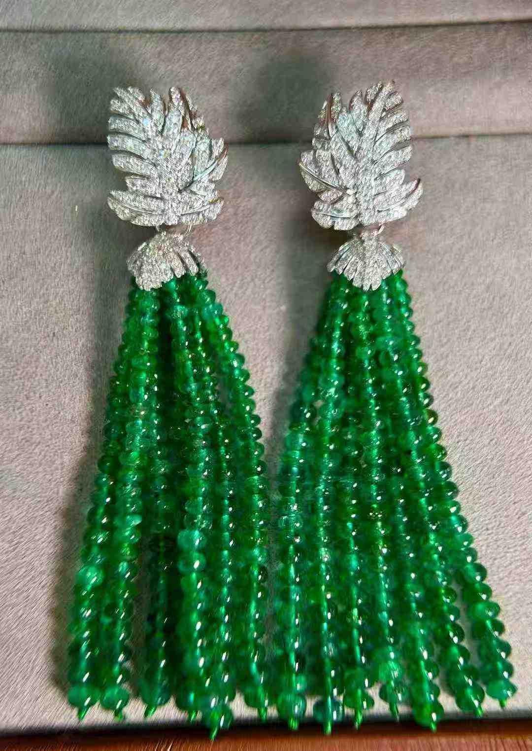 Donna Orecchini a goccia con smeraldo e diamante da 50 carati in oro bianco 18 carati in vendita