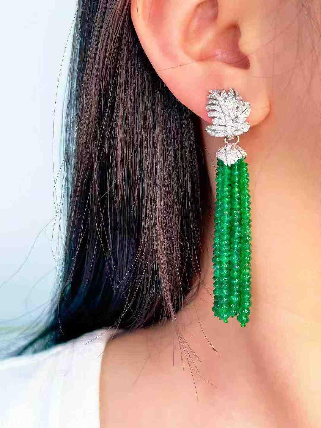 Orecchini a goccia con smeraldo e diamante da 50 carati in oro bianco 18 carati