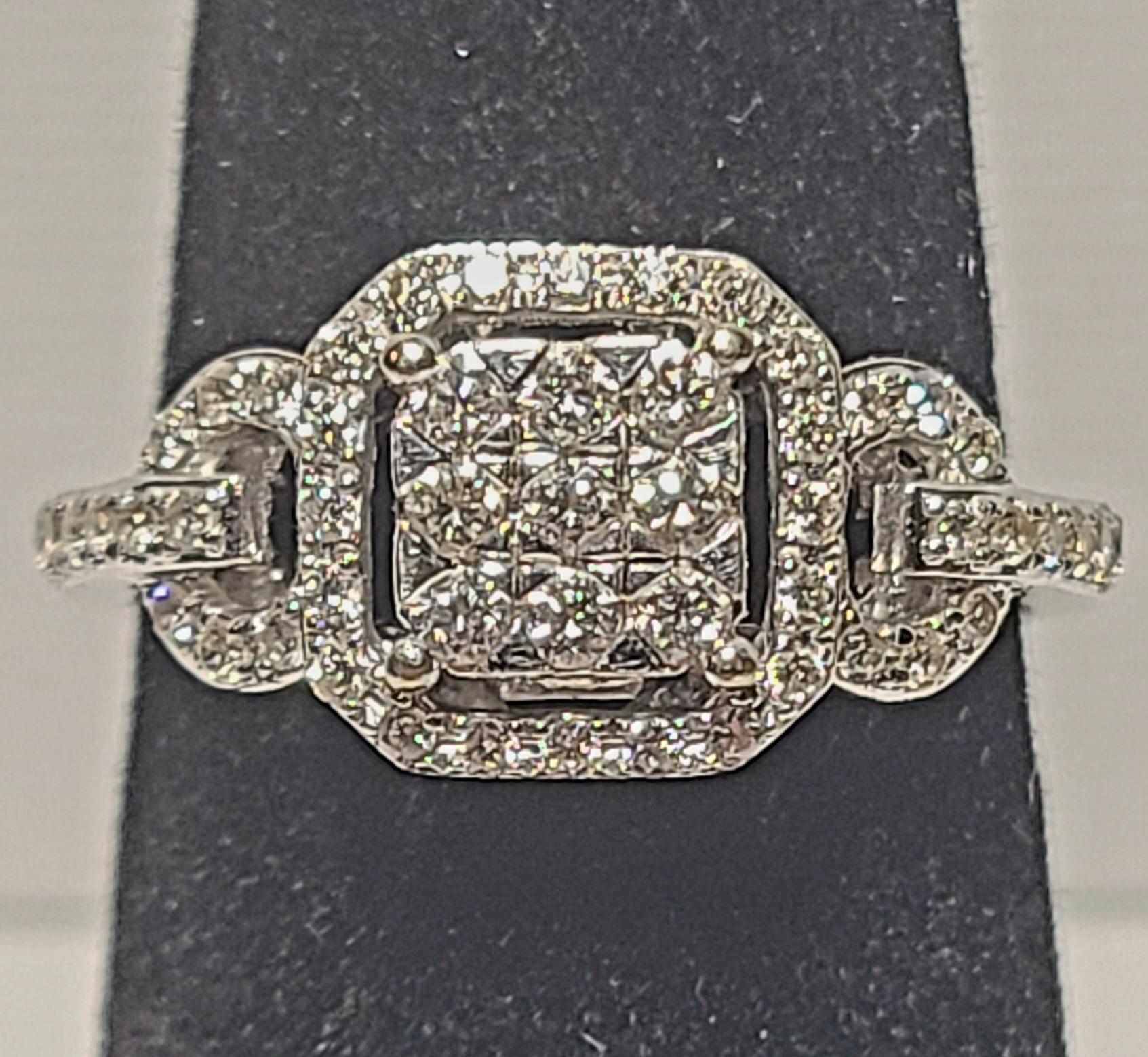 Dieses Anwesen Ring ist Größe 7,5 (US) mit .50ct Gesamtgewicht der Diamanten. Der Ring hat eine zentrale Gruppe von 9 Diamanten mit einem Halo von mehreren etwas kleineren Diamanten in 14K Weißgold gefasst und wiegt 3,7 Gramm.