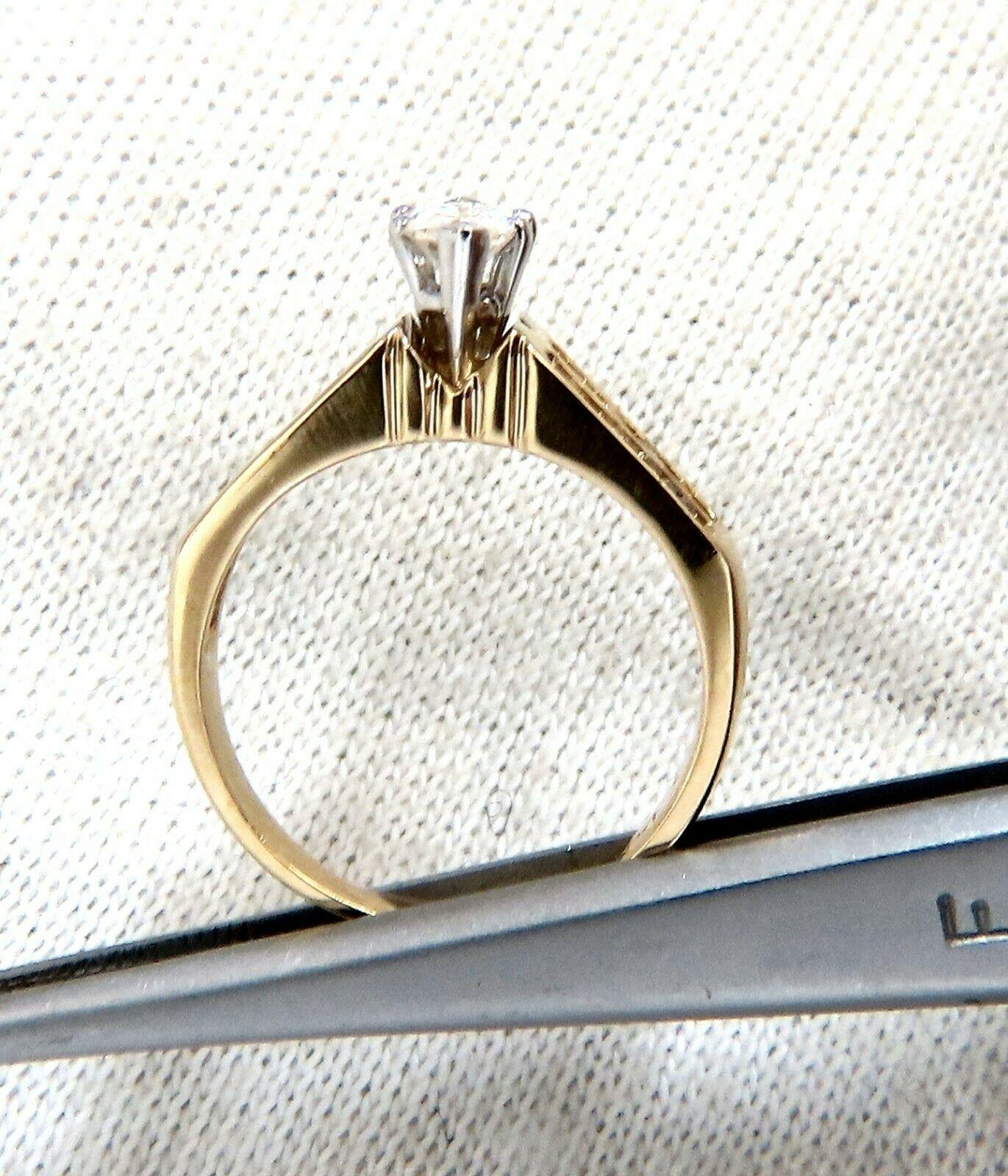 Marquise Erhöhte Kathedrale
.30ct. Marquise natürlicher Diamant Ring

J-Farbe, Si-2 Klarheit

5.4 x 3,6 mm

.20 runde Diamanten:

I-Farbe Si-2 Klarheit

14kt. Gelbgold. 

2.6 Gramm.

Tiefe des Rings: 7,9 mm

aktuelle Ringgröße: 5