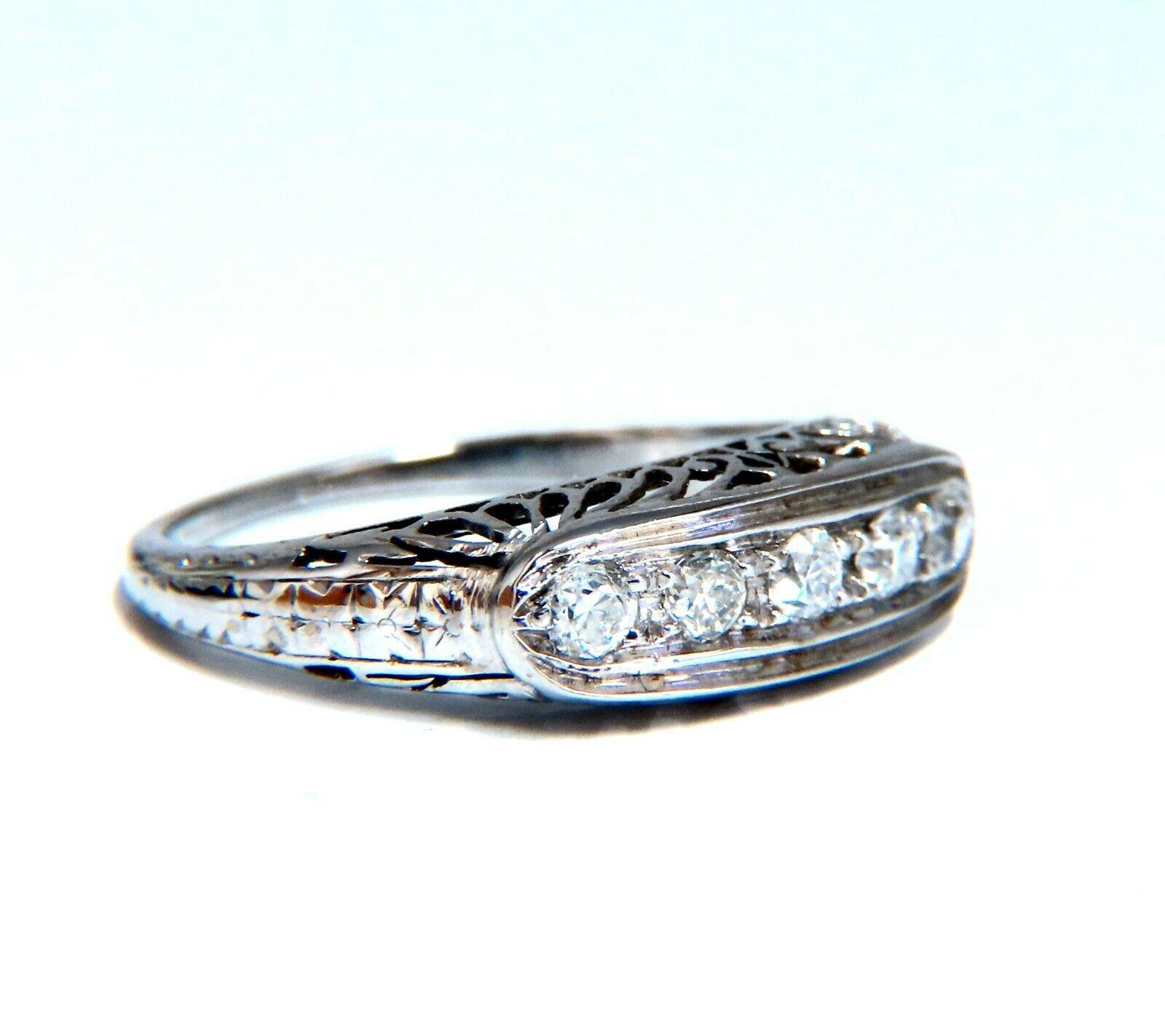 Hand Bead Set Pave Vintage Ring.

.50ct. Old Mine Natürlicher Diamant mit Rundschliff

Langlebig gebaut.

Si-1 Klarheit  Farbe G.

14kt Weißgold.

2.2 Gramm

Gesamter Ring: 5.9 mm Durchmesser

Tiefe: 4,3 mm

Aktuelle Ringgröße: 6,5

Kann die Größe