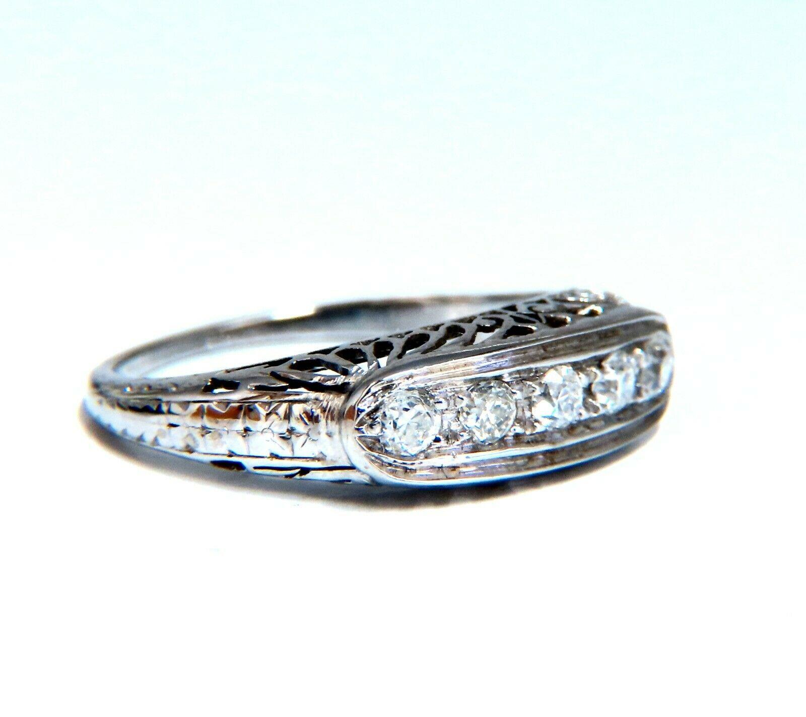 Bague Vintage sertie de perles à la main et pavée.

.50ct. Diamant naturel de taille ronde Old Mine

Construction durable.

Clarté Si-1  Couleur G.

or blanc de 14kt.

2.2 grammes

Anneau global : 5.9mm de diamètre

Profondeur : 4,3 mm

Taille