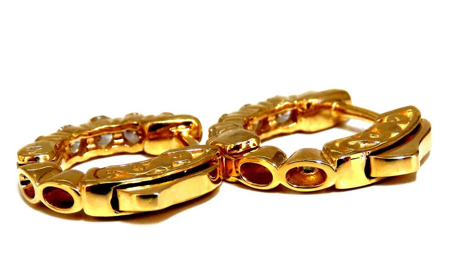 Mini Hoop, chiusura con bottone a pressione e interno

.50ct. Diamanti naturali  

Tondi, brillanti a taglio pieno.

Colore G chiarezza Vs-2

Dettaglio eccellente.

oro giallo 14kt

3,1 grammi

0,50 pollici di larghezza