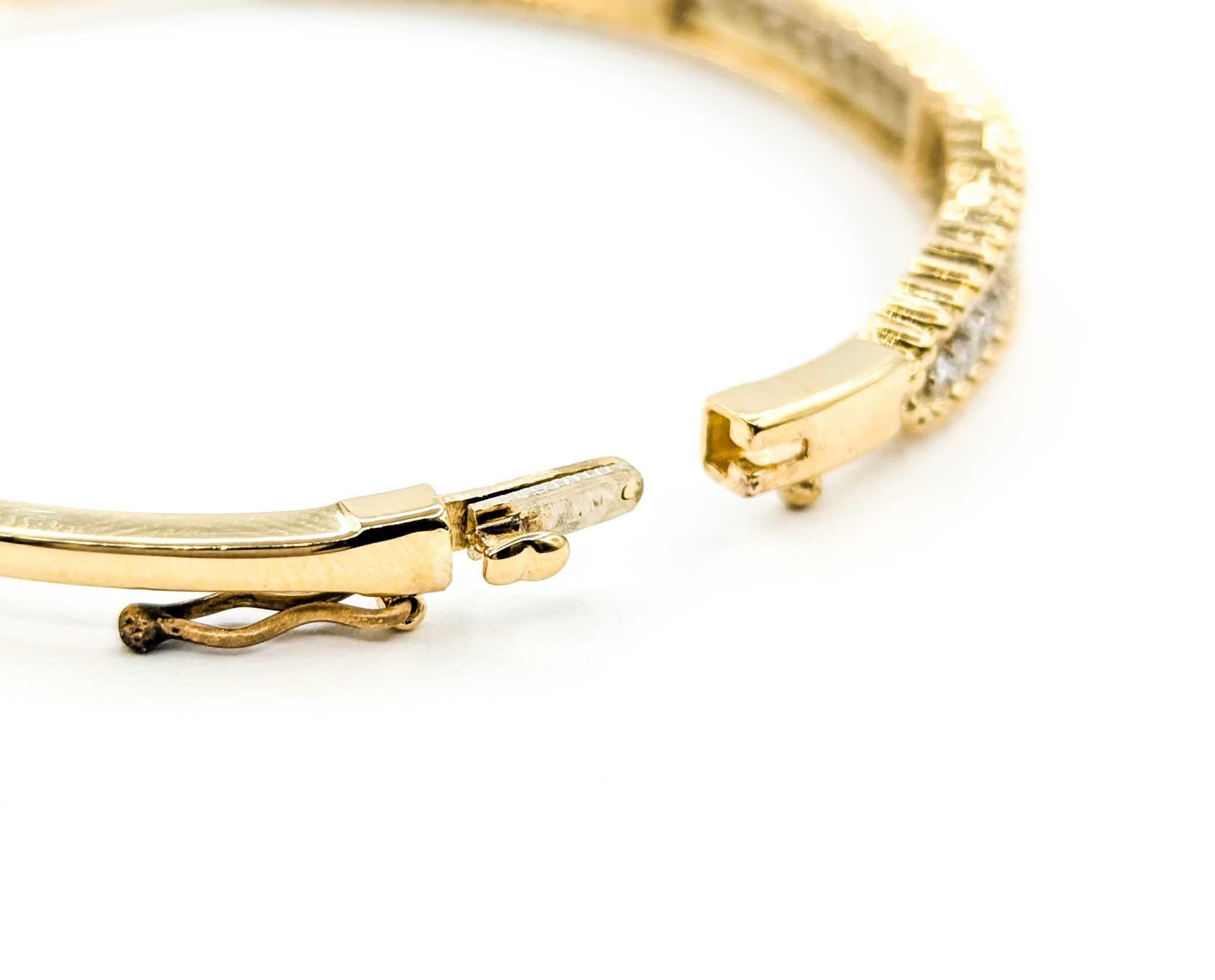 Bracelet à charnière en or jaune avec diamant de 0,50ctw

Ce magnifique bracelet est fabriqué en or jaune 14k et comporte 0,50ctw de diamants. Les diamants sont de pureté SI avec une teinte blanche presque incolore, offrant un éclat brillant. Avec