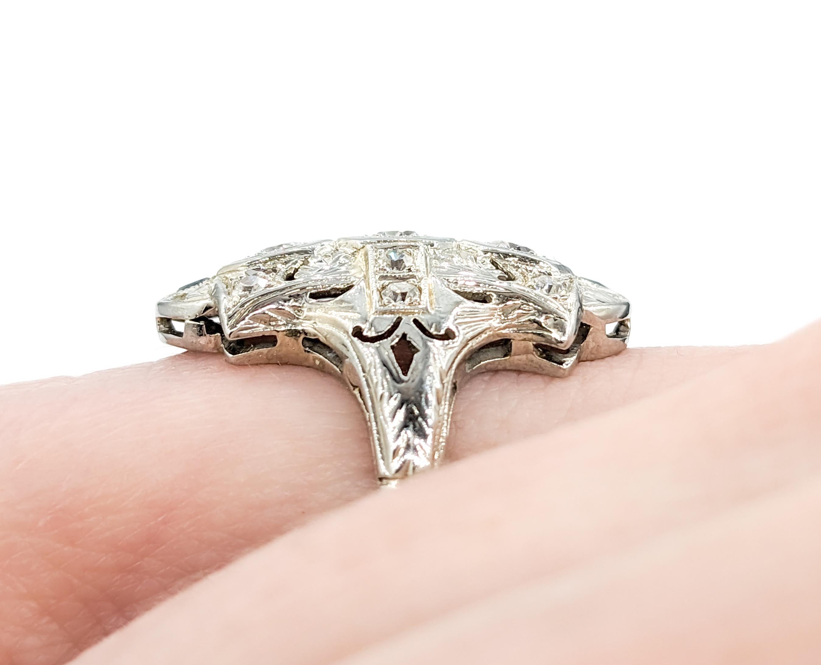 .50ctw Ring aus Weißgold mit altem europäischem Diamanten und Saphiren


Wir stellen diesen exquisiten antiken Art Deco Schildring vor, der sorgfältig aus 18 Karat Weißgold gefertigt wurde. Dieser Ring ist ein Zeugnis der Eleganz der 1920er Jahre,
