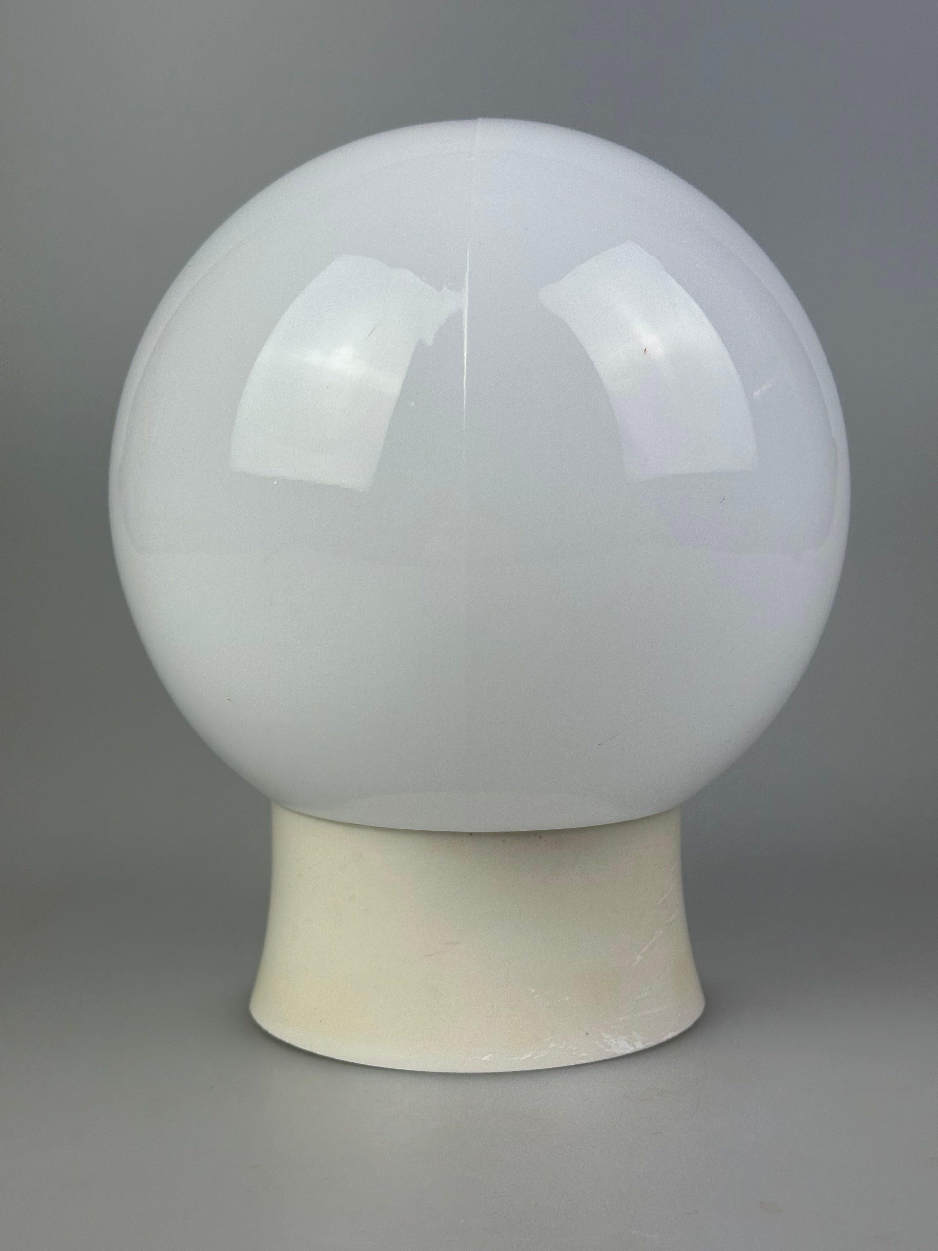 50s 60s lámpara lámpara de pared lámpara de bodega plástico y cristal Bauhaus Alemán en venta