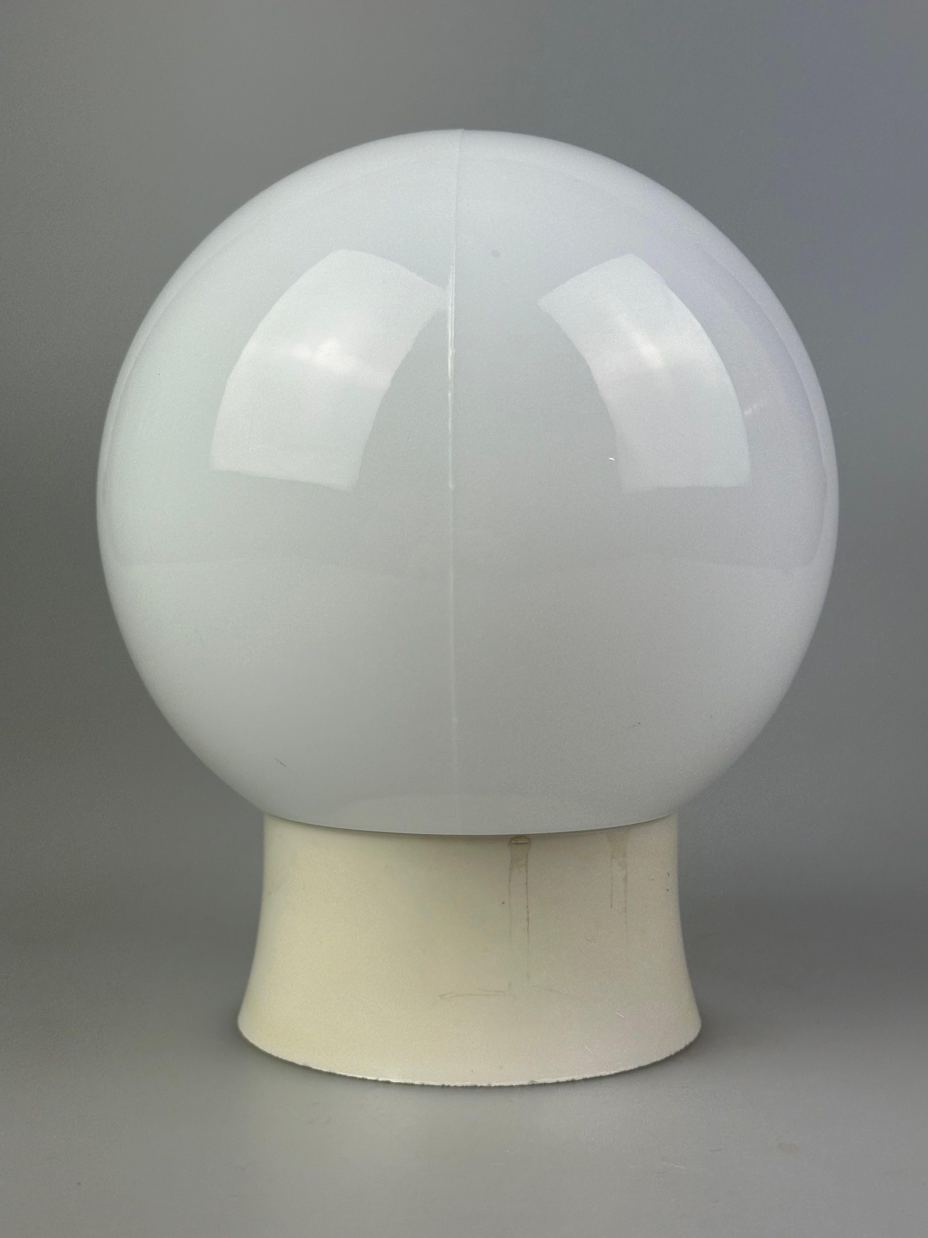 50s 60s lámpara lámpara de pared lámpara de bodega plástico y cristal Bauhaus mediados del siglo XX en venta