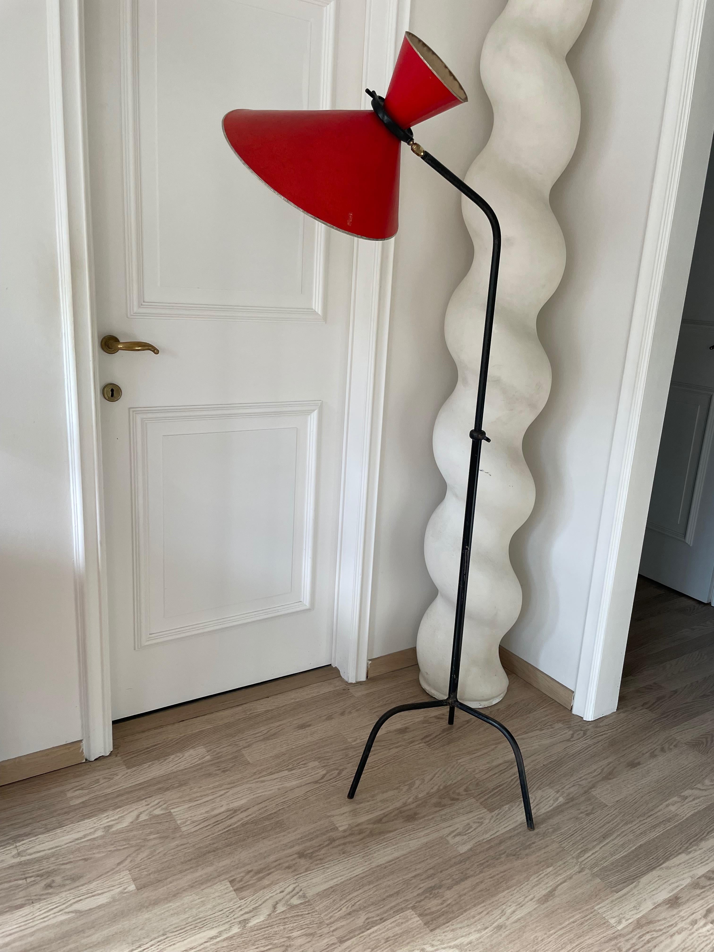 Verstellbare Stehlampe der 50er Jahre mit rotem Diabolo-Schirm von Maison Lunel, Frankreich 1954. (Bakelit) im Angebot