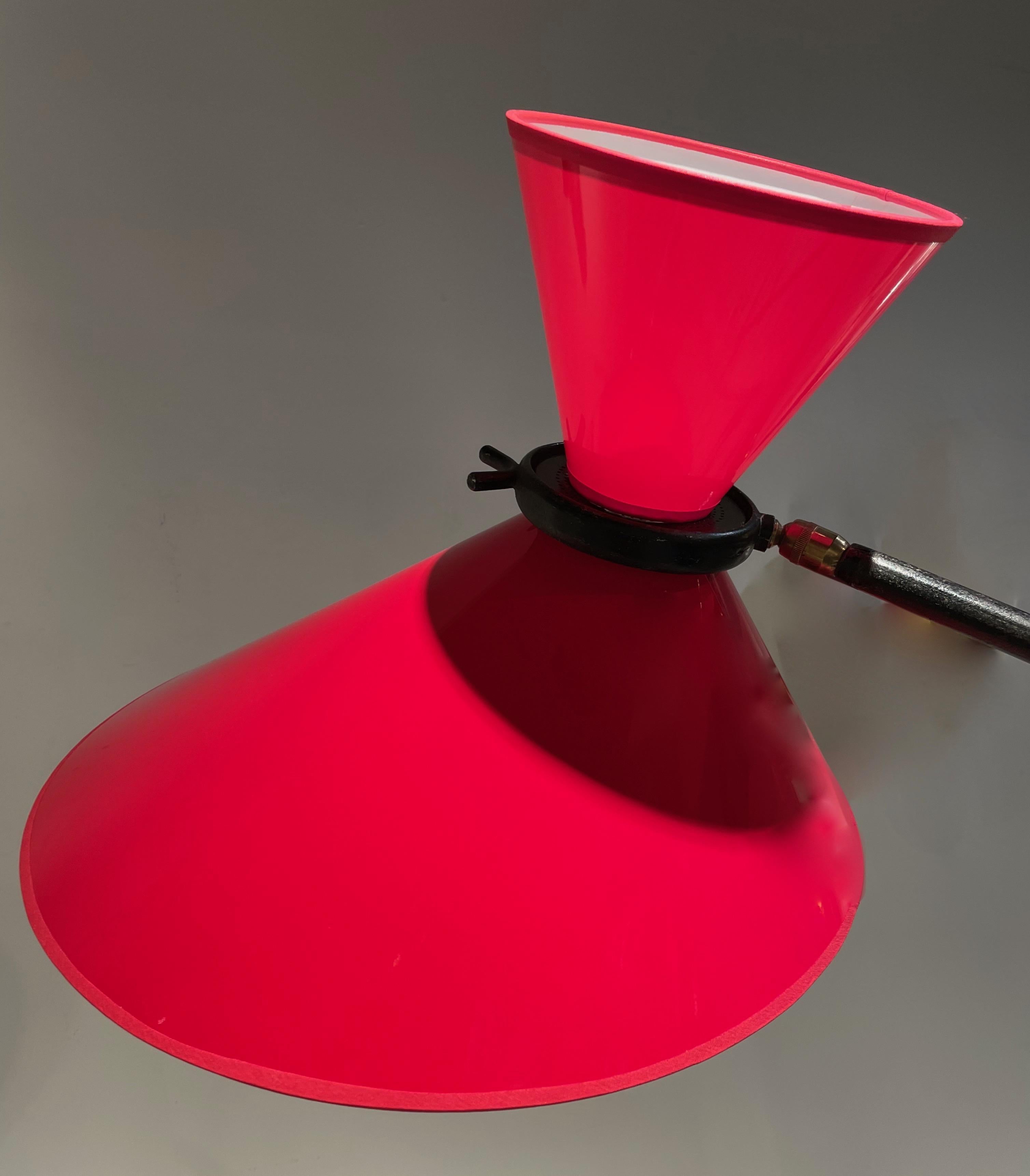 Verstellbare Stehlampe der 50er Jahre mit rotem Diabolo-Schirm von Maison Lunel, Frankreich 1954. im Zustand „Gut“ im Angebot in Brussels, BE