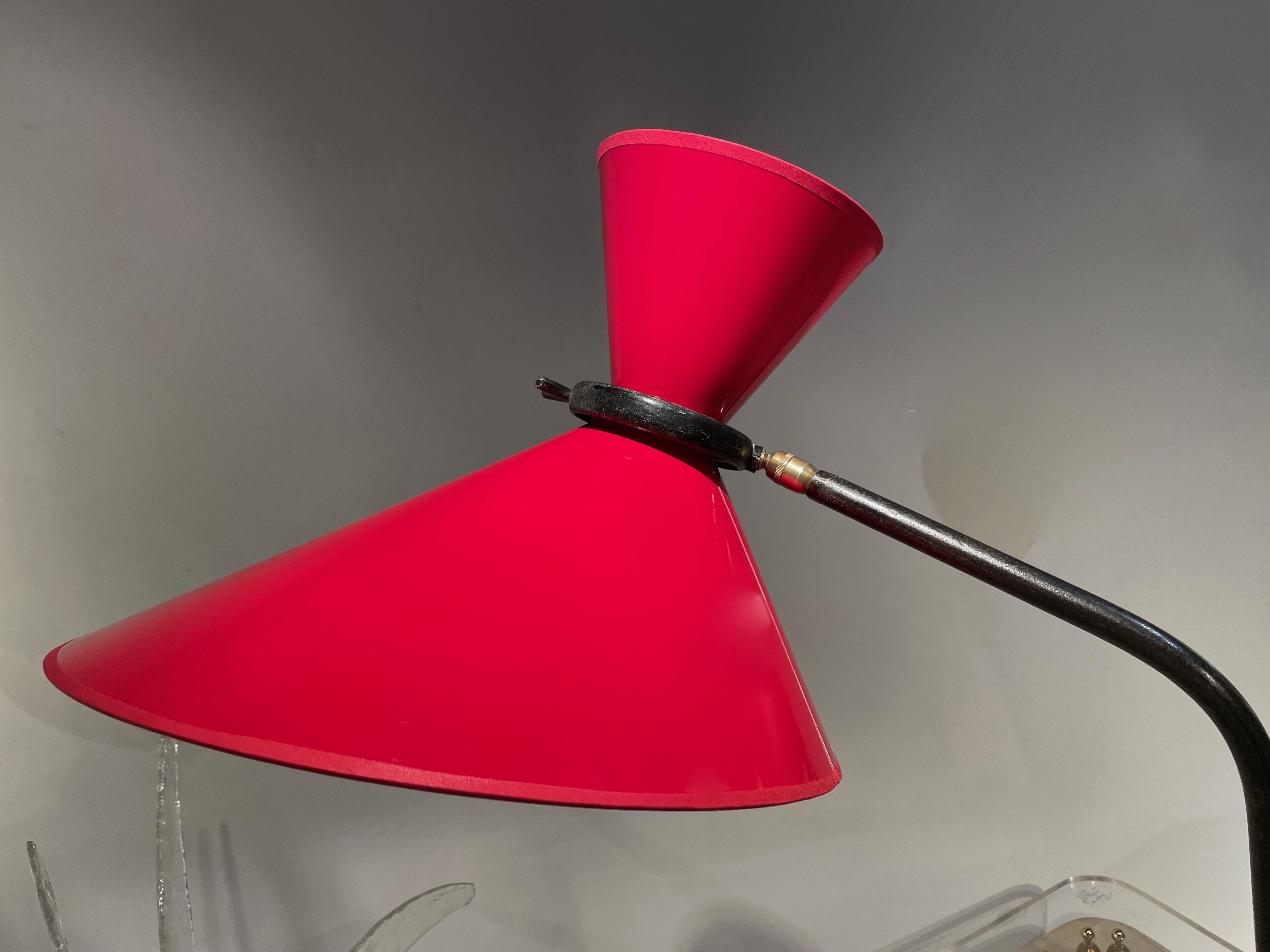Verstellbare Stehlampe der 50er Jahre mit rotem Diabolo-Schirm von Maison Lunel, Frankreich 1954. im Angebot 1