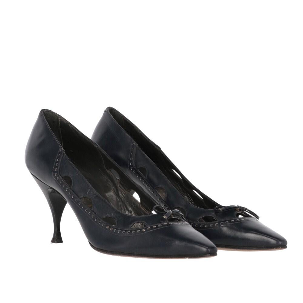 Albini blue leather pumps Pointed model, bow and decorative cut-out details.

Size: 39 EU

Measurements
Insole length: 26 cm
Heel: 8 cm

Product code: X1239

Composition: 100% Leather

Made in: Italy

Condition: Very good conditions