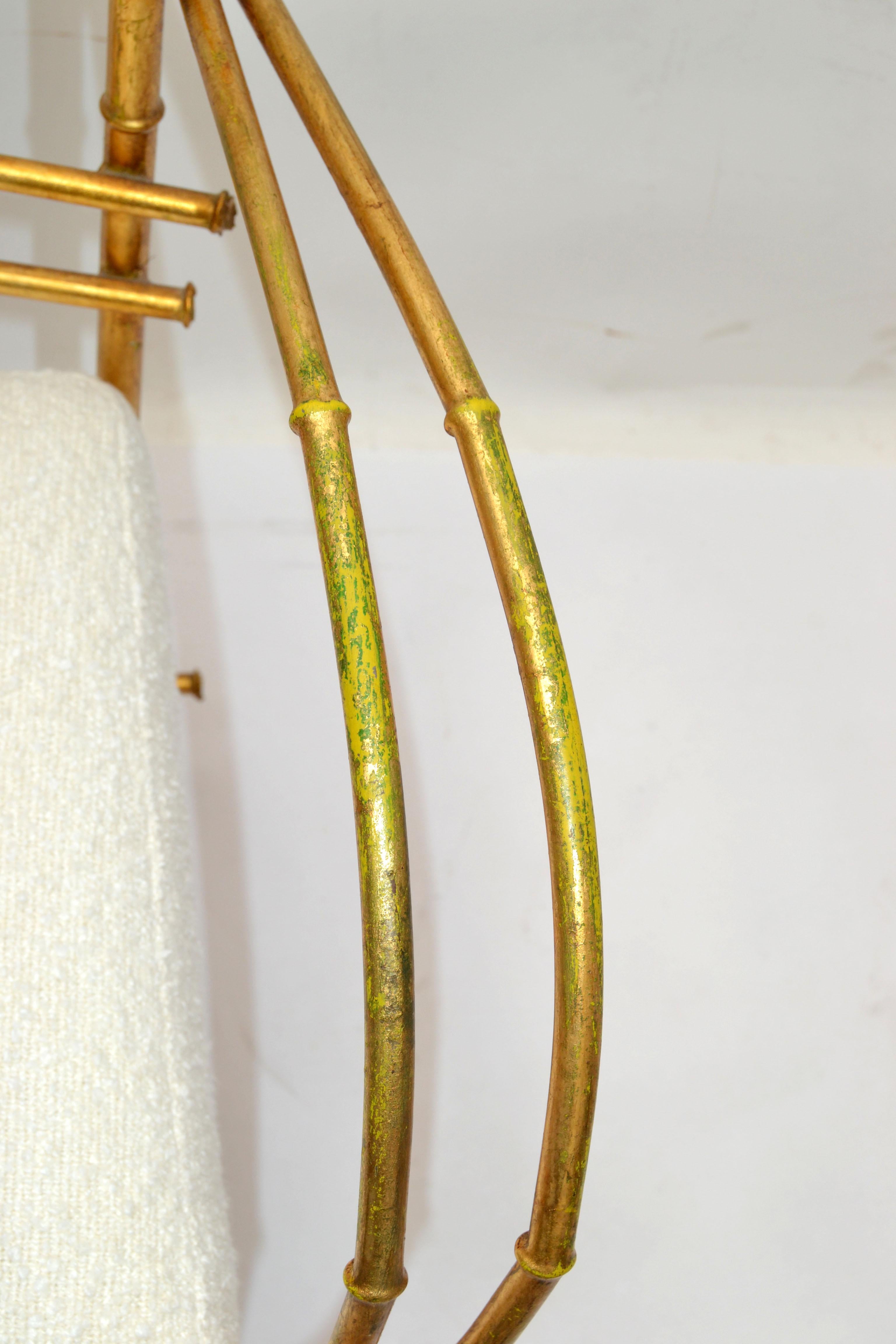 Amerikanischer vergoldeter Kunstbambus-Metallstuhl aus den 50er Jahren / Waschtischstuhl Hollywood Regency Boucl  im Angebot 4