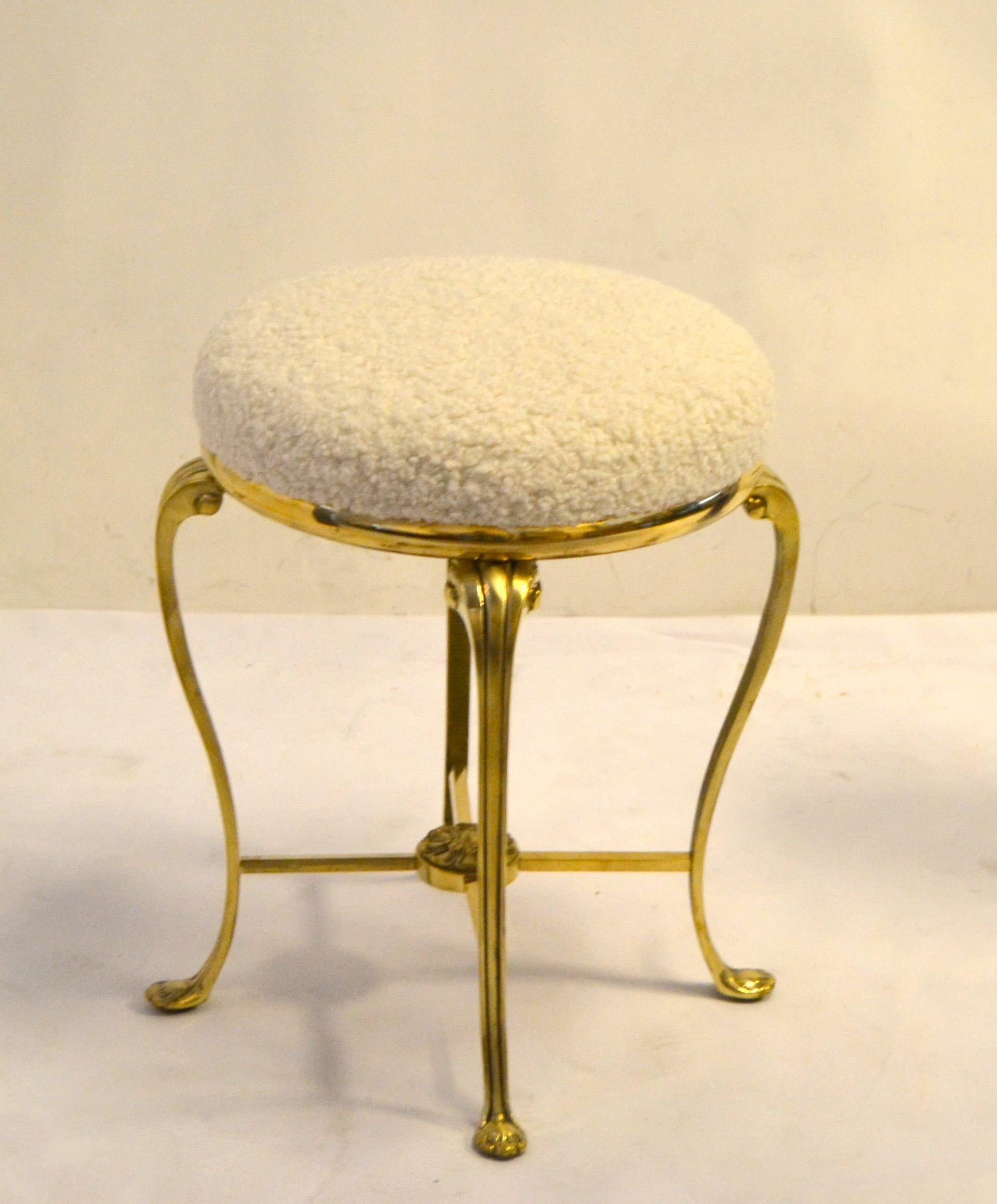 50s American Neoclassical Heavy Bronze Bouclé Sitz Hocker Claw Feet X Stretchers im Zustand „Gut“ im Angebot in Miami, FL
