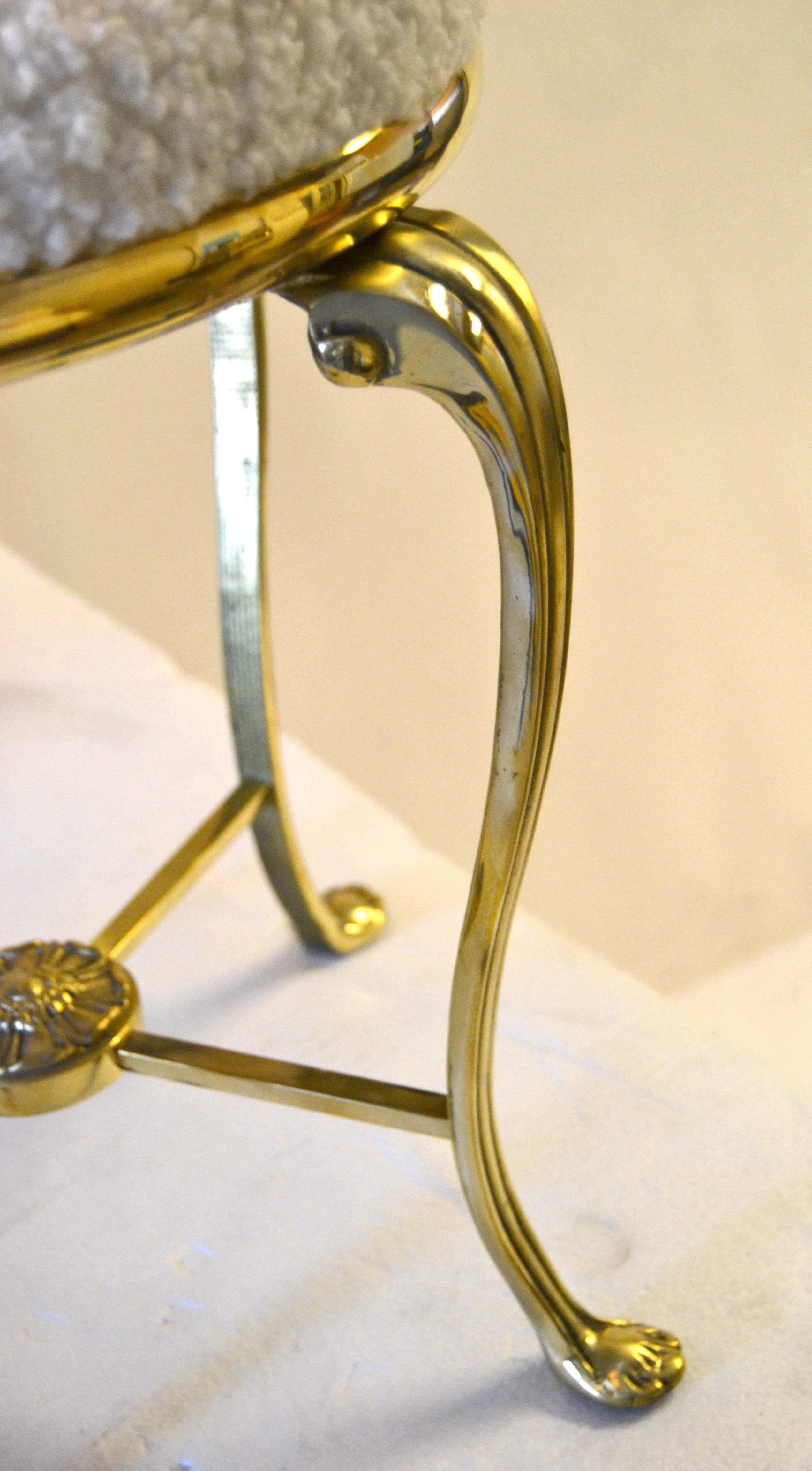 50s American Neoclassical Heavy Bronze Bouclé Sitz Hocker Claw Feet X Stretchers (Mitte des 20. Jahrhunderts) im Angebot