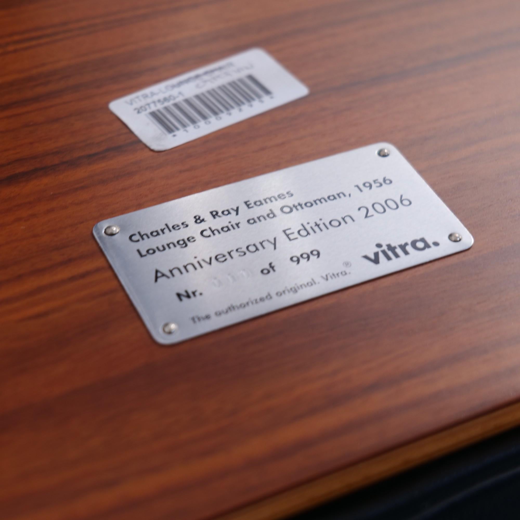 Vous avez la possibilité d'acheter une nouvelle chaise longue Eames.
de l'édition du 50e anniversaire. Exemplaire unique.
Dans cette édition, les chaises ont été limitées à 999 pièces.
Pour cette série, des matériaux particulièrement nobles ont été