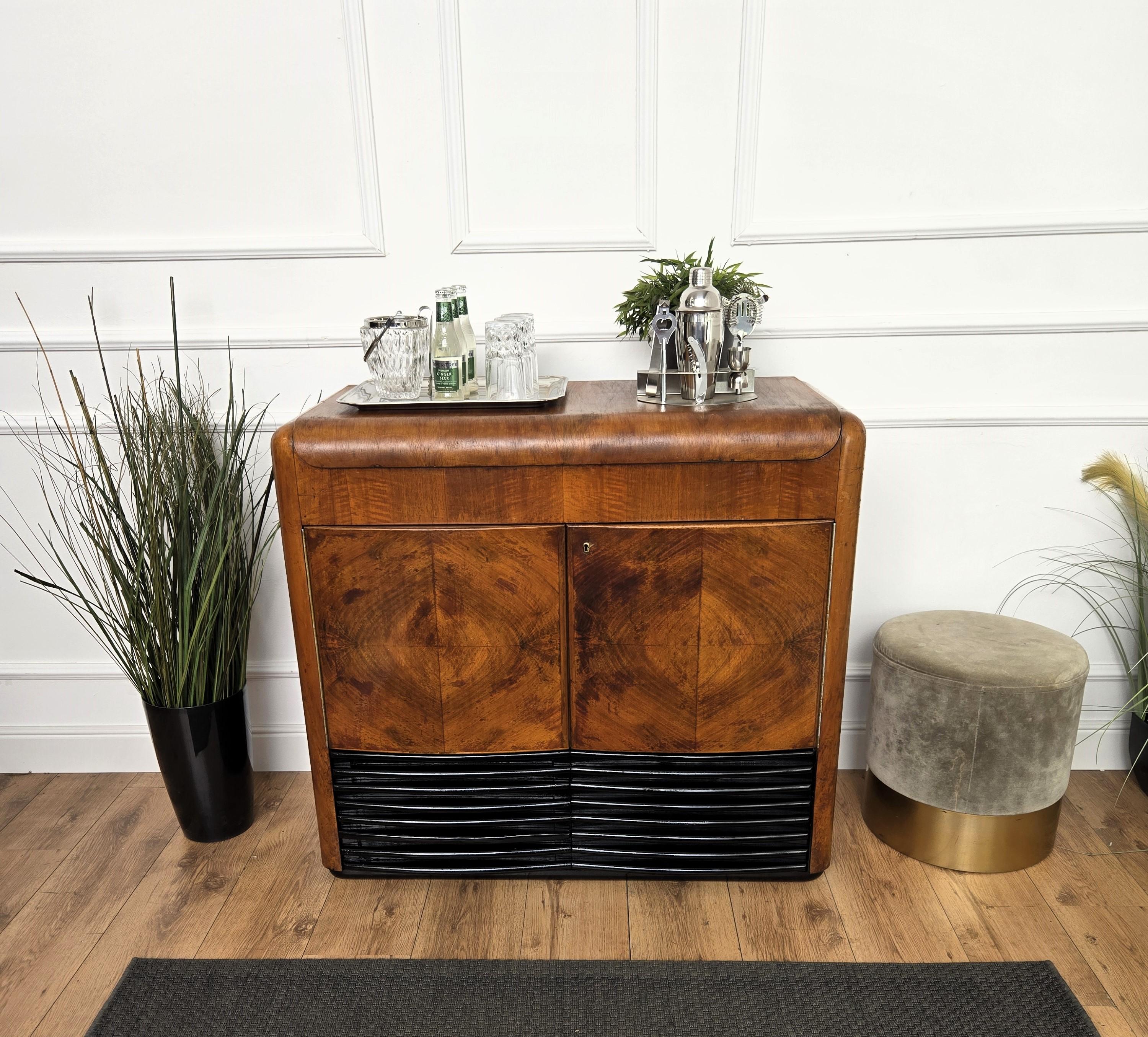 Very elegant Italian Art Deco Mid-Century Modern dry bar cabinet, in beautiful veneer walnut briar burl wood. On the top part we find the radio and the vynil record player while on the front part we have two doors and an amazing interior part in