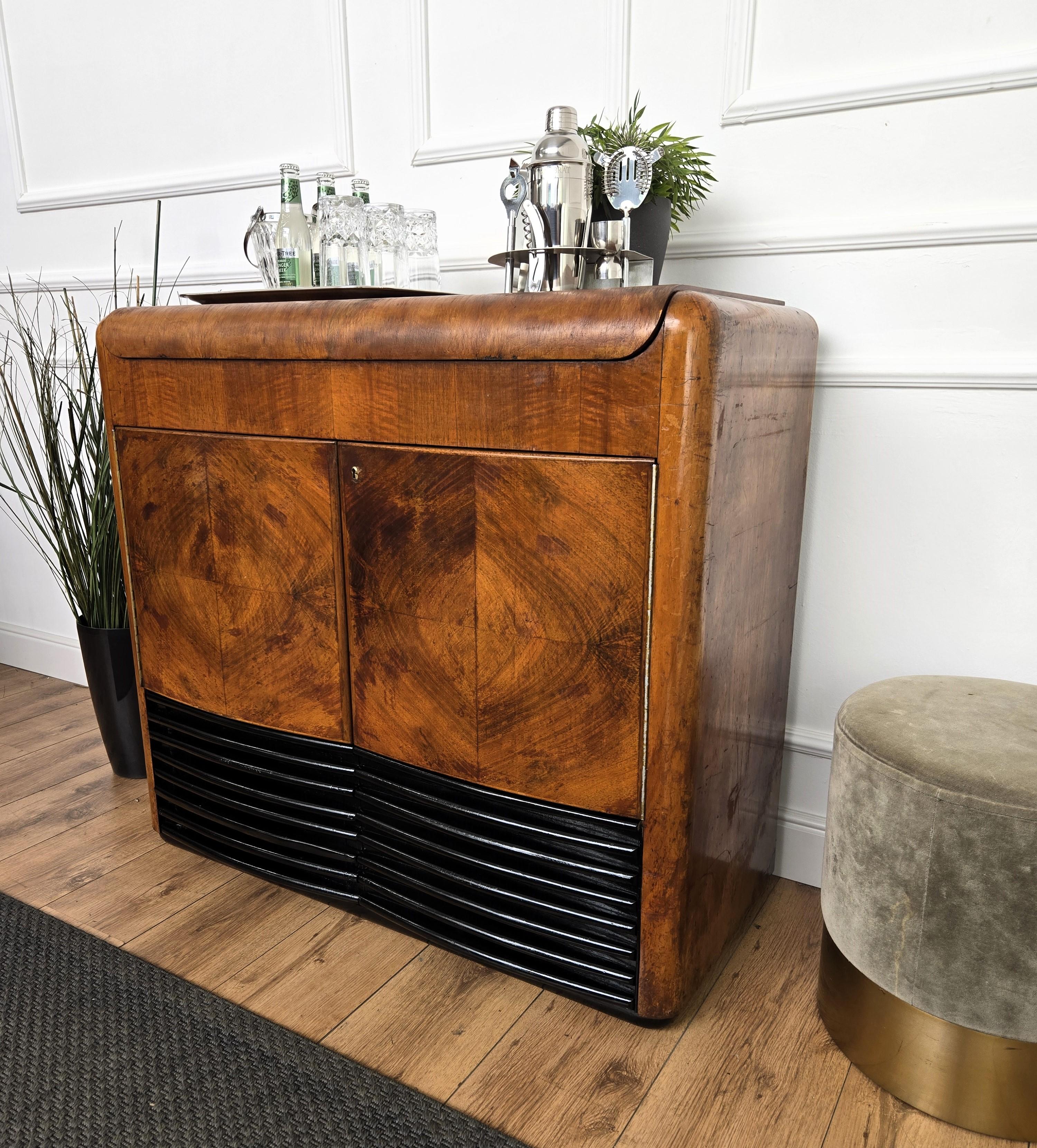 50s Art Deco Italian Radio Vynil Disc Walnut Burl Mirror Mosaic Dry Bar Cabinet im Zustand „Gut“ im Angebot in Carimate, Como