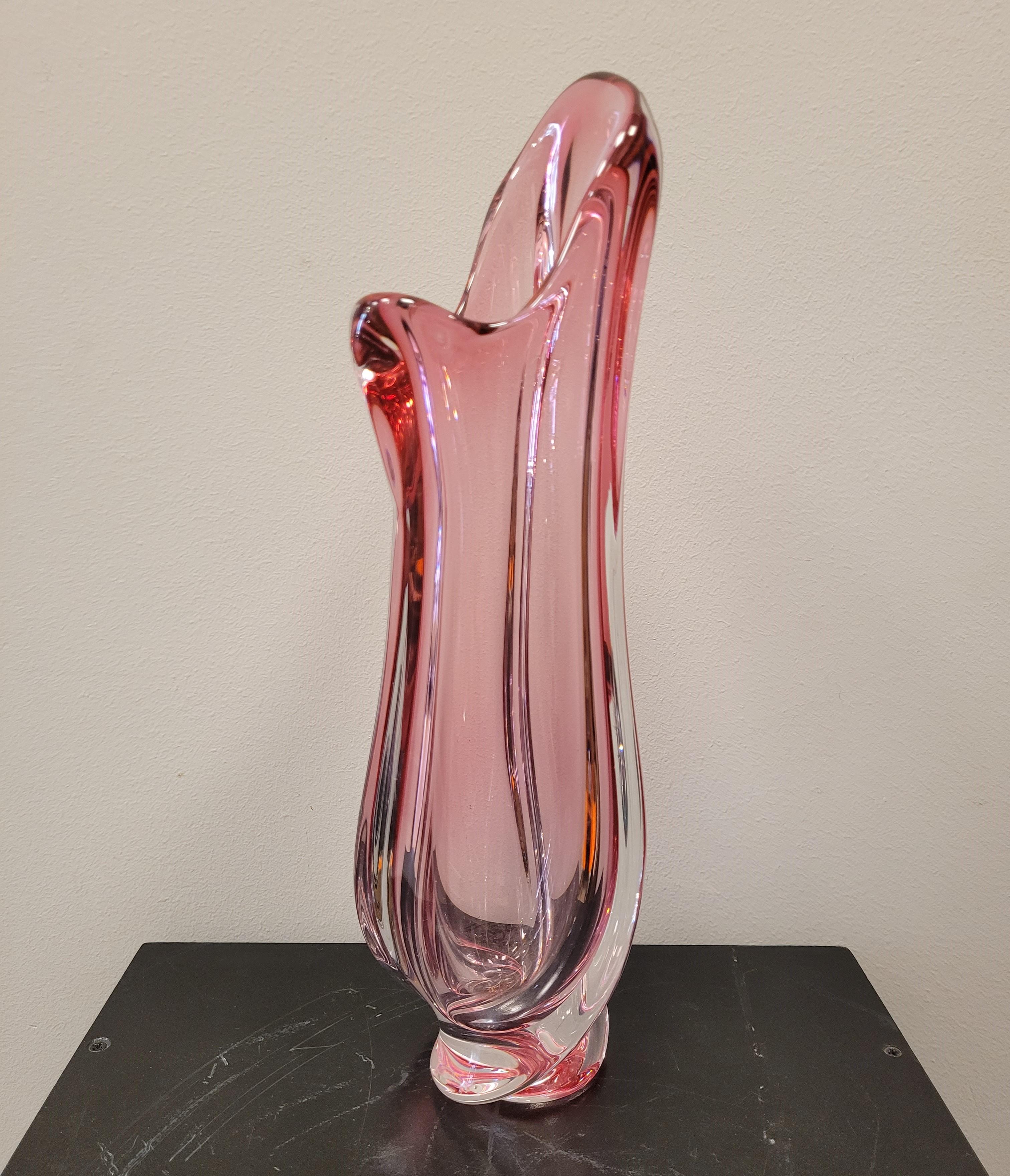 Français Grand vase en cristal rose signé Val Saint Lambert, Belgique, années 50 en vente