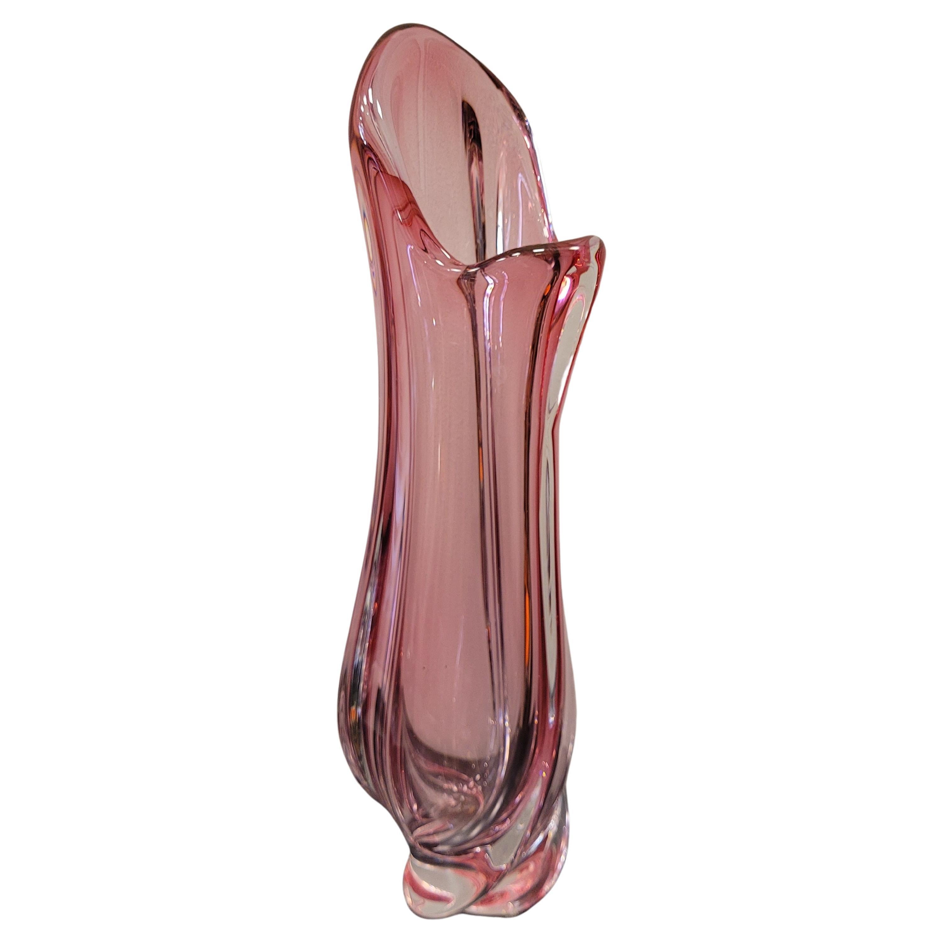 Grand vase en cristal rose signé Val Saint Lambert, Belgique, années 50 en vente