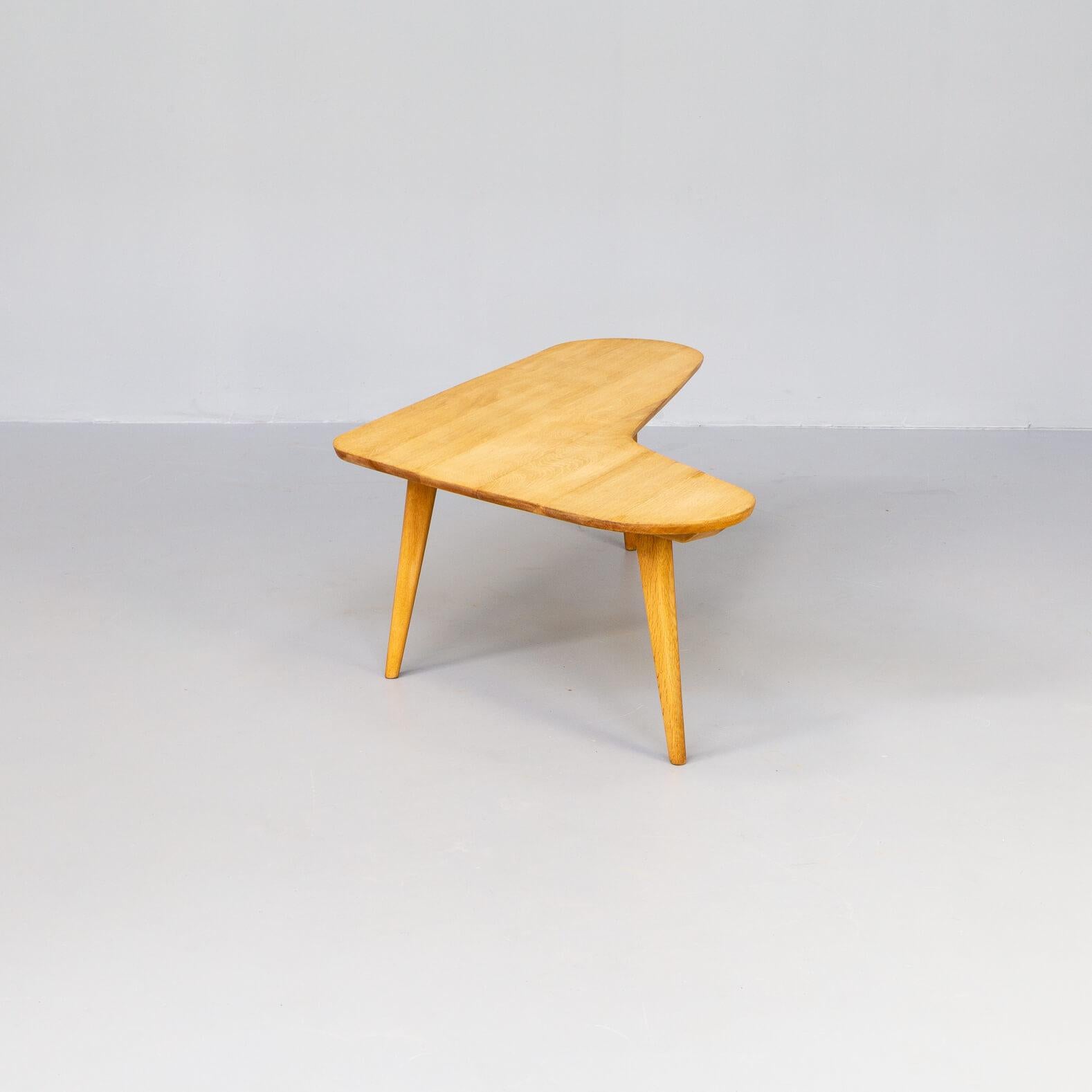 Boomerang shaped coffee table with in oak wood made by the Dutch furniture company Bovenkamp. Bovenkamp worked in the 50s and 60s with a number of danish designers such as Arne Vodder, Aksel Bender Madsen. Bovenkamp did not put the designer in front