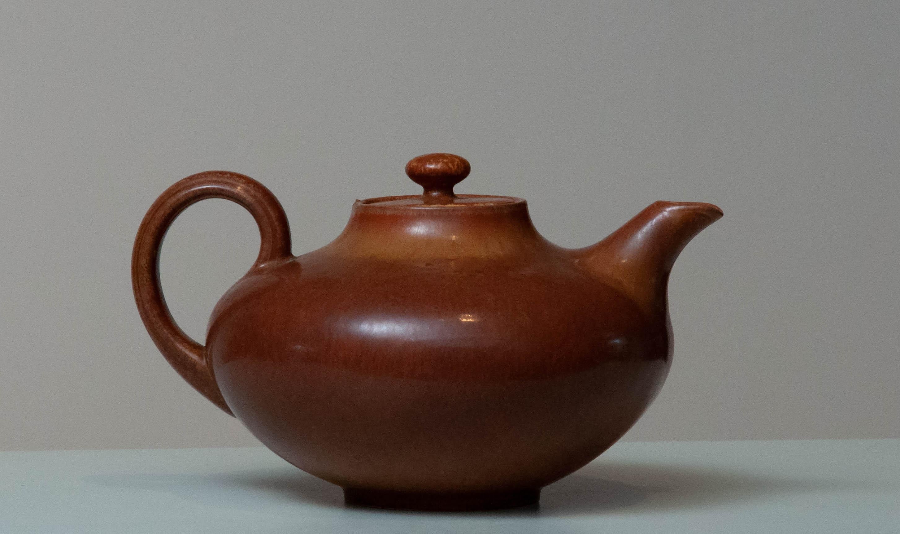 Absolutely 1st. quality Rörstrand teapot designed by Gunnar Nylund in mind condition. This teapot is as clean on the inside as clean on the outside and manufactured in the most beautiful brown color combination and inside the beige glazed ceramic is