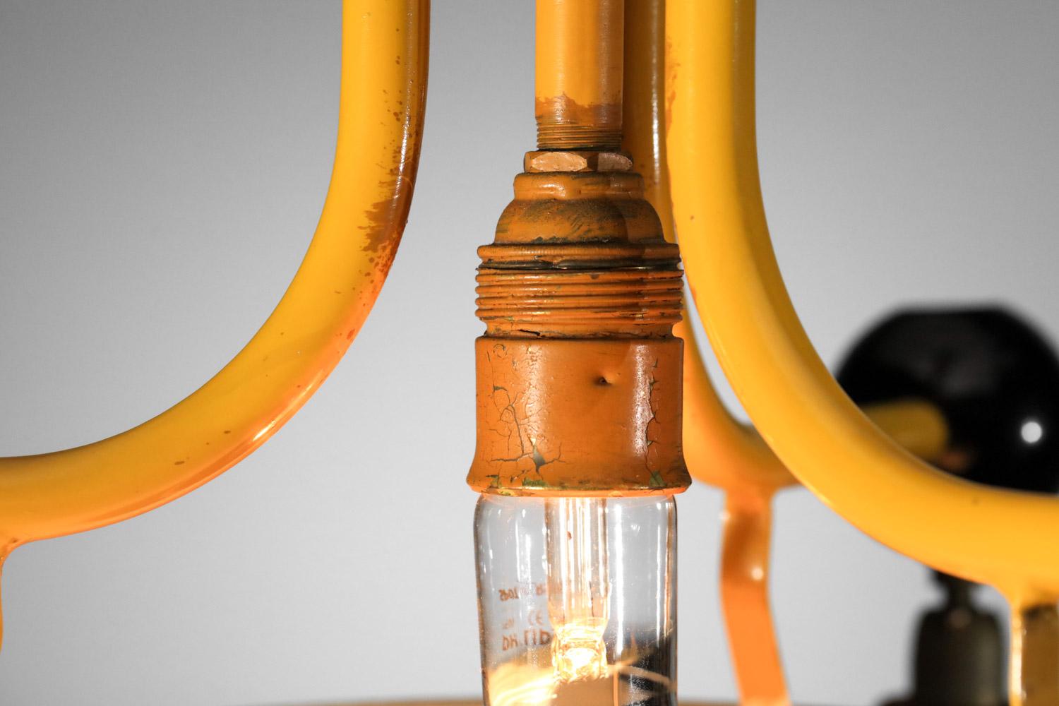 Lampadario anni '50 con tre diffusori laccati gialli, neri e rossi in vendita 2