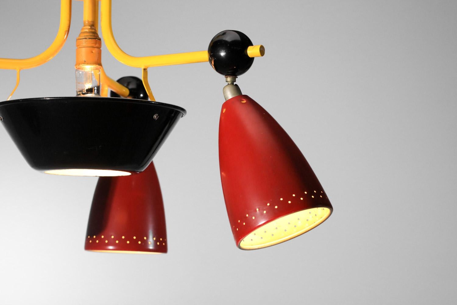 Lampadario anni '50 con tre diffusori laccati gialli, neri e rossi in vendita 3
