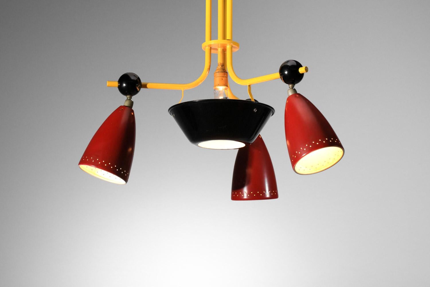 Lampadario anni '50 con tre diffusori laccati gialli, neri e rossi in vendita 4
