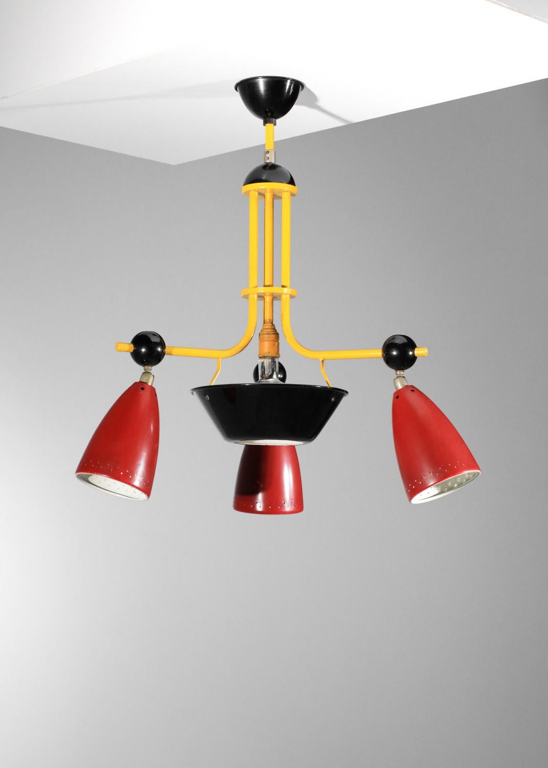 Lampadario anni '50 con tre diffusori laccati gialli, neri e rossi in vendita 5