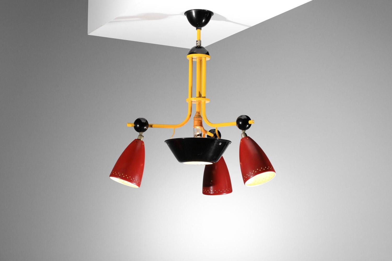 Lampadario anni '50 con tre diffusori laccati gialli, neri e rossi in vendita 6