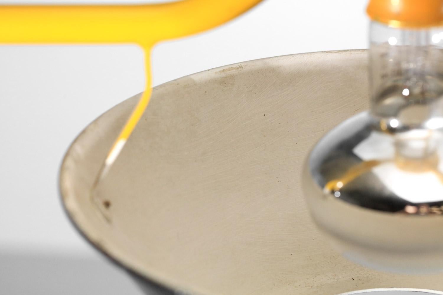 Lampadario anni '50 con tre diffusori laccati gialli, neri e rossi in vendita 7