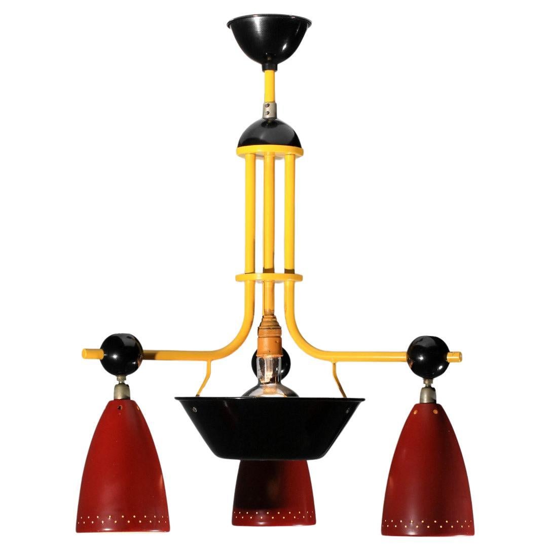 Lampada a sospensione francese degli anni '50. Struttura in metallo laccato (vernice originale). Tre paralumi rimovibili in metallo perforato e laccato. Impianto elettrico originale. Bellissime condizioni vintage, con tracce di età e di utilizzo