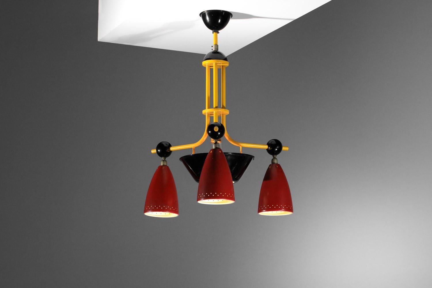 Mid-Century moderno Lampadario anni '50 con tre diffusori laccati gialli, neri e rossi in vendita