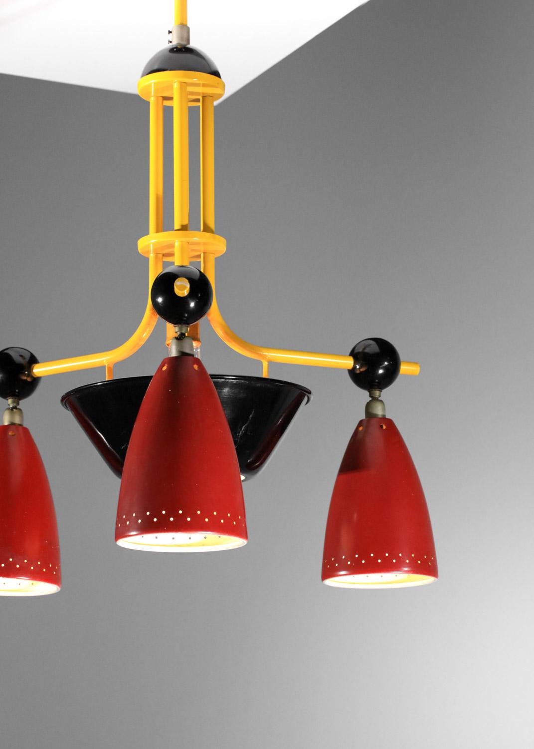Francese Lampadario anni '50 con tre diffusori laccati gialli, neri e rossi in vendita
