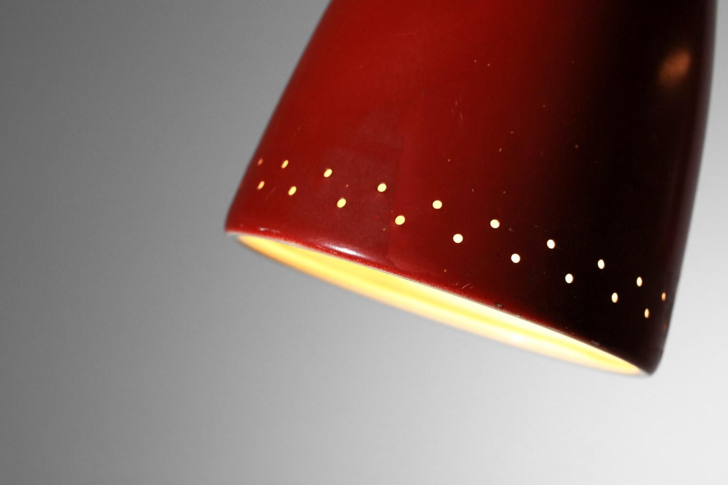 Laccato Lampadario anni '50 con tre diffusori laccati gialli, neri e rossi in vendita