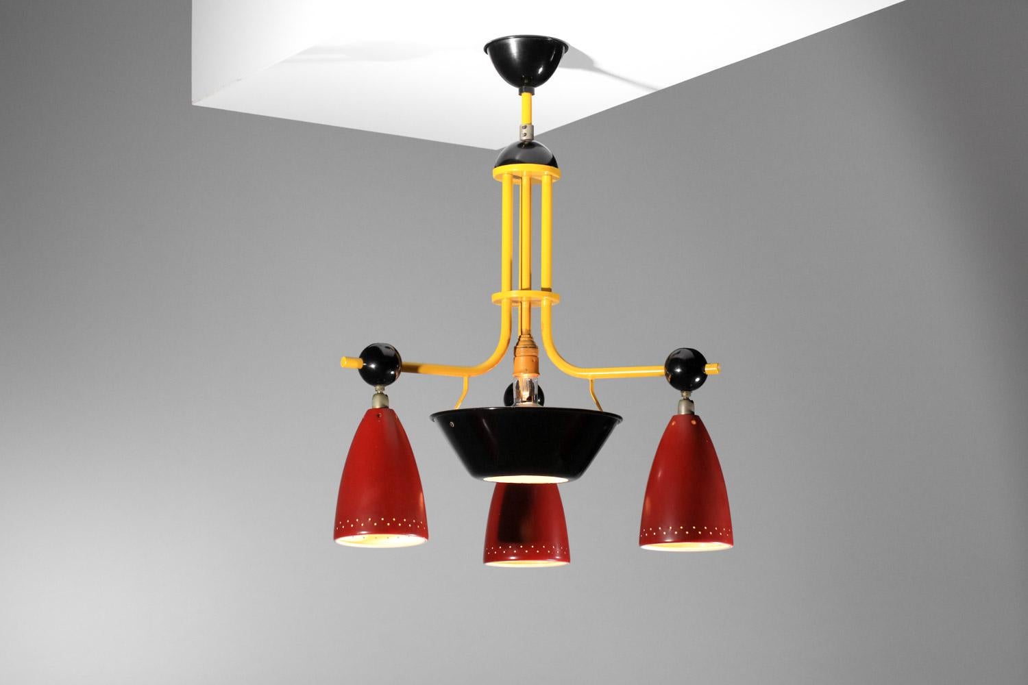 Lampadario anni '50 con tre diffusori laccati gialli, neri e rossi In condizioni buone in vendita a Ternay, Auvergne-Rhône-Alpes