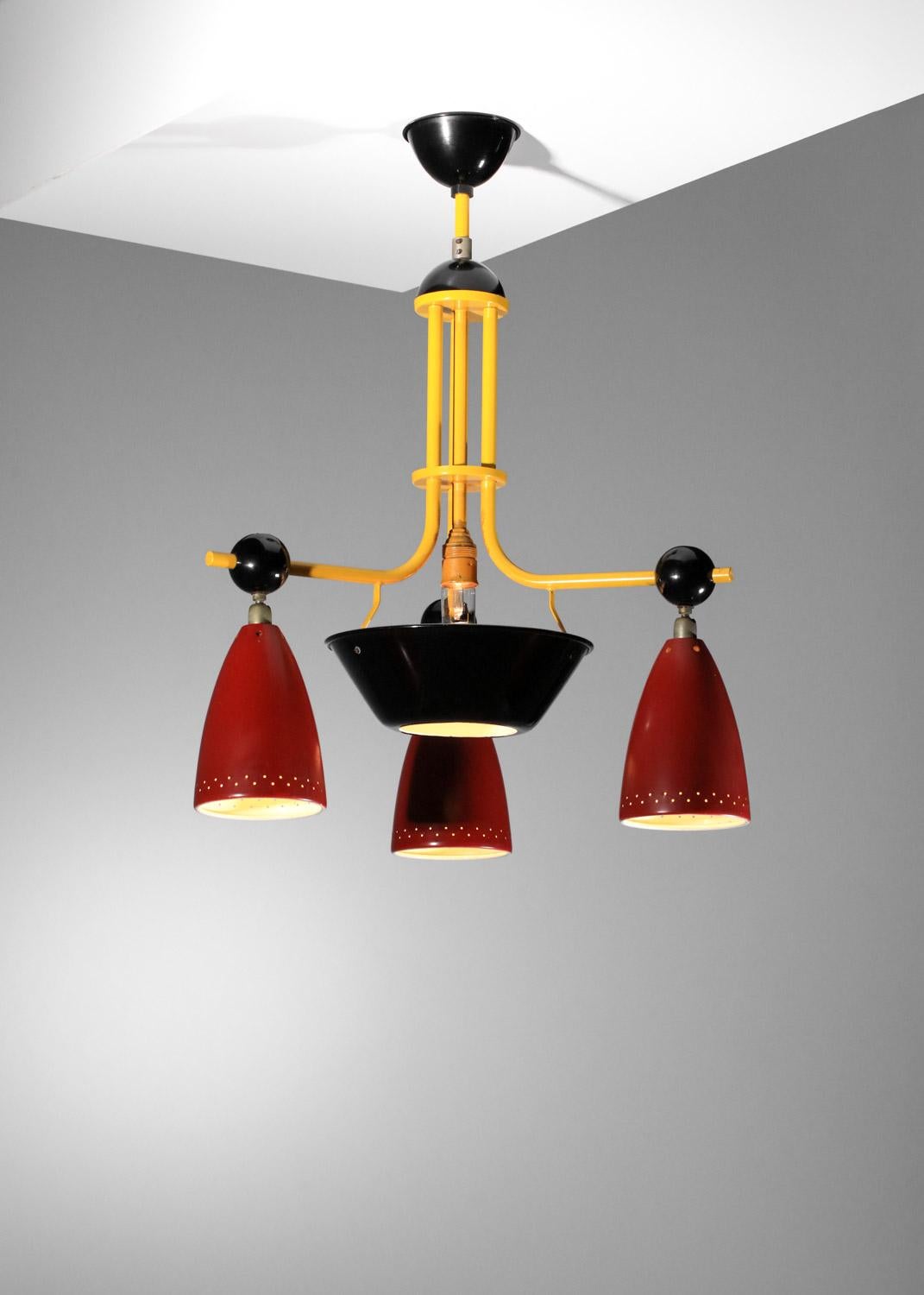 Metà XX secolo Lampadario anni '50 con tre diffusori laccati gialli, neri e rossi in vendita