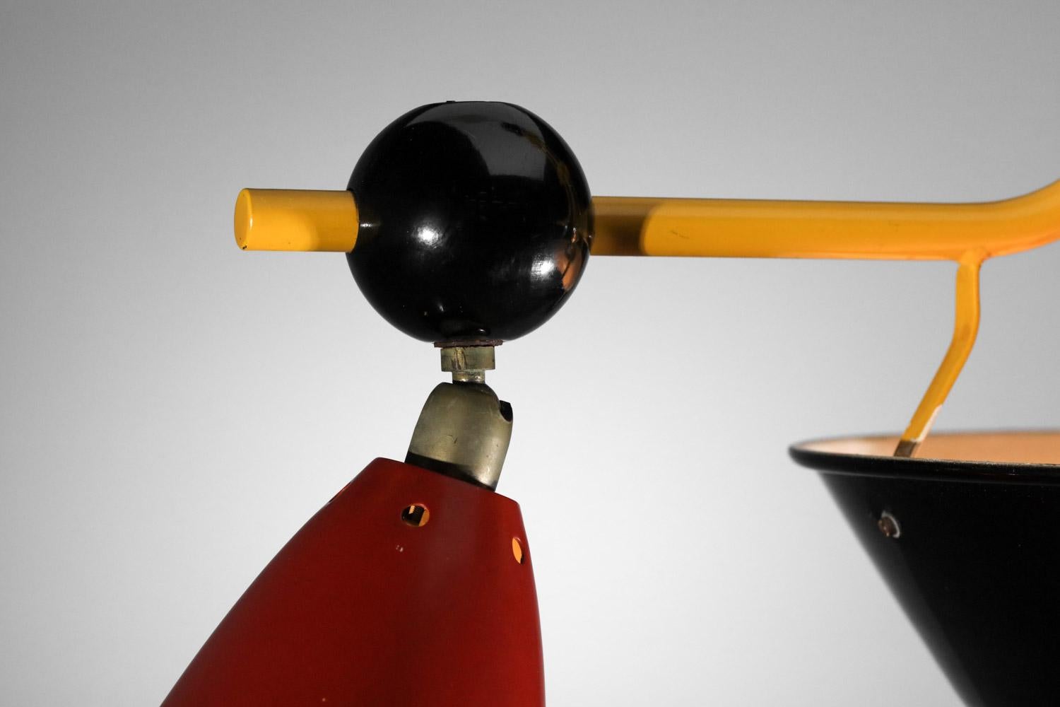 Metallo Lampadario anni '50 con tre diffusori laccati gialli, neri e rossi in vendita