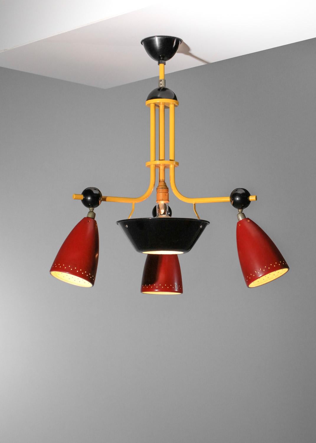 Lampadario anni '50 con tre diffusori laccati gialli, neri e rossi in vendita 1