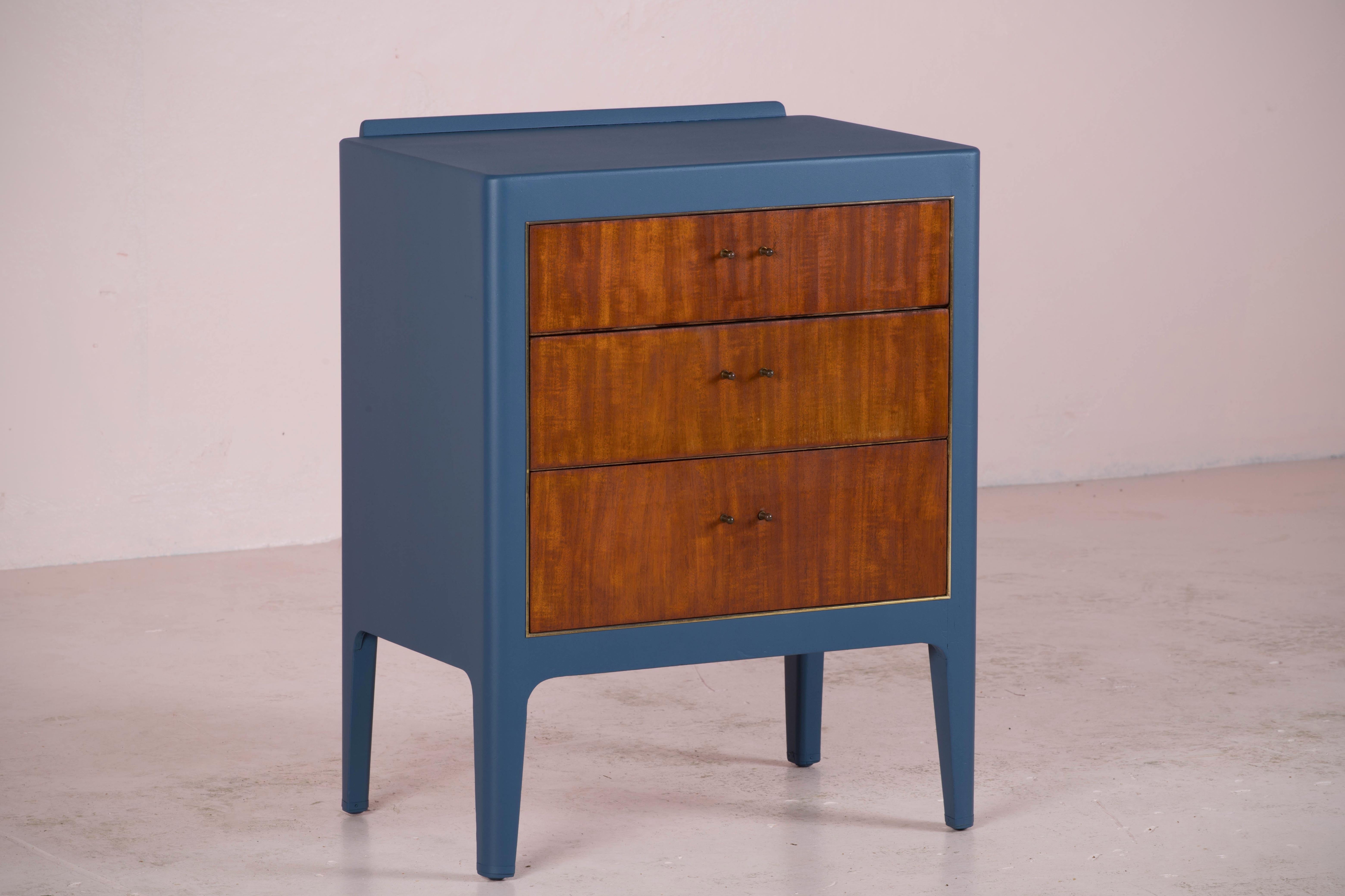 Chest of drawers in Sapelli dating from the 1950s.

Pretty details of brass handles, the blue highlights the typical curves of the 1950s.