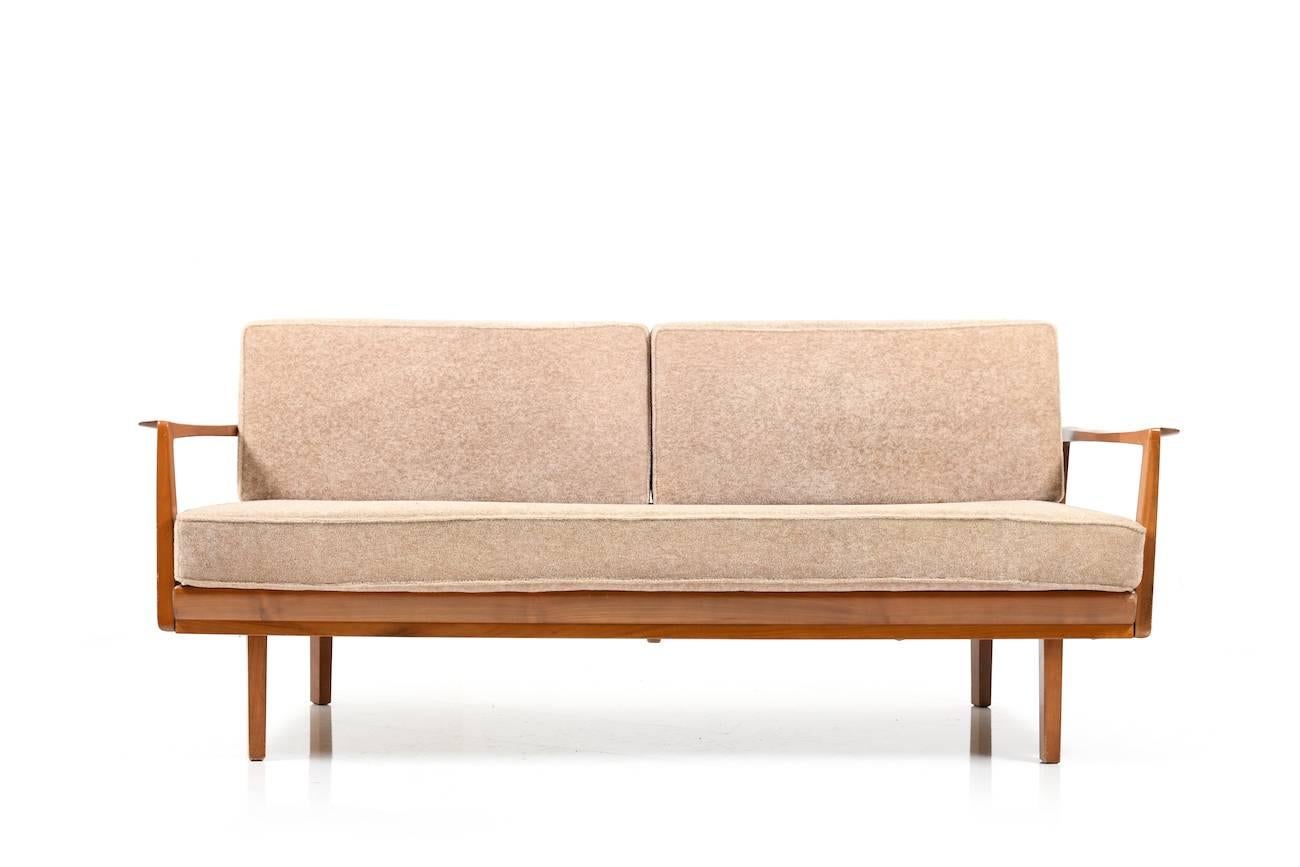 Midcentury daybed/sofa in beech wood. Produced by Knoll in the 1950s. Original cushions in light brown/sand fabric. Size: 85.0 x 180.0/215.0 x 70.0 CM ( D x W x H ), seat height: 43.0 CM.